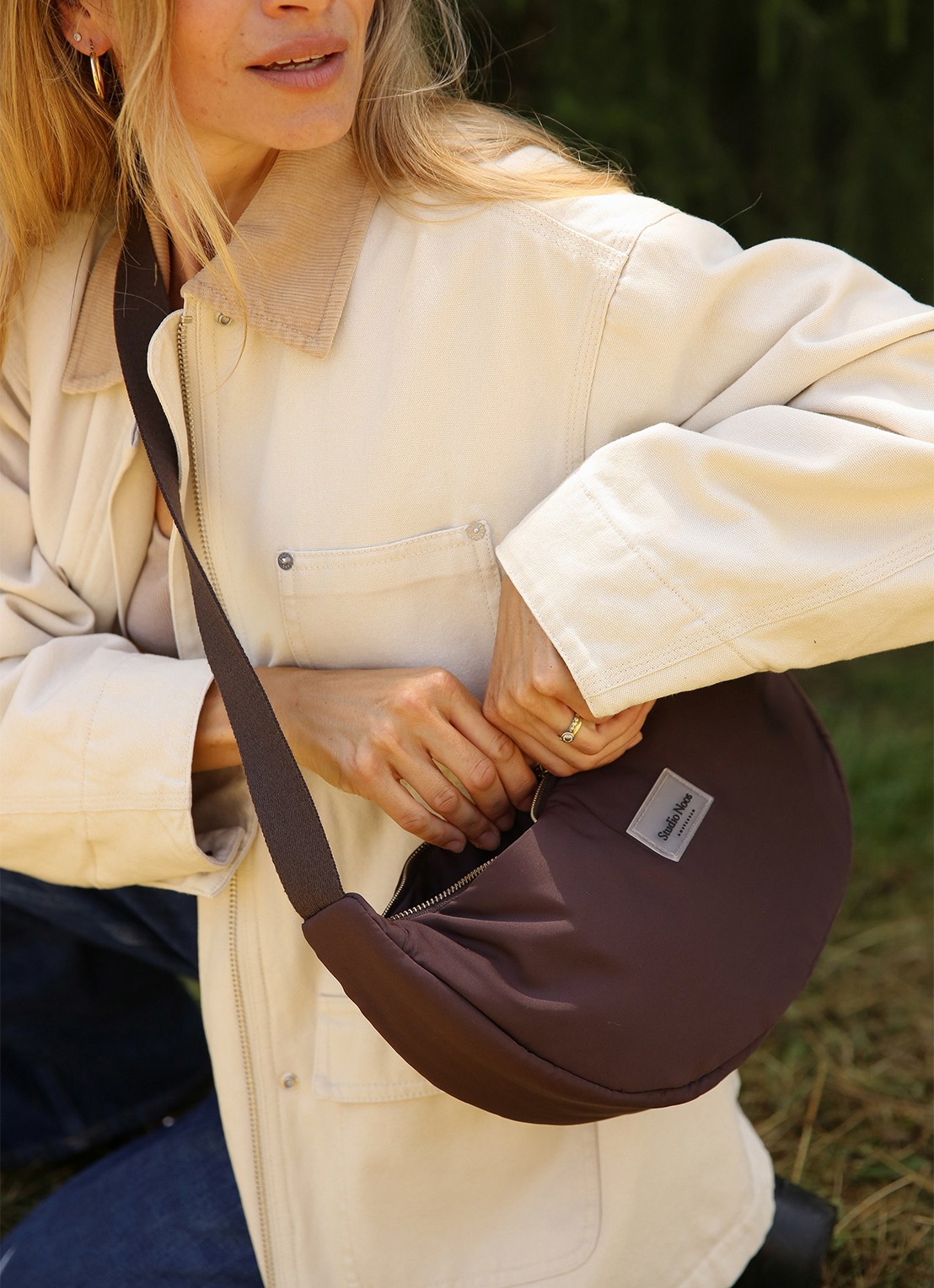 Studio Noos Puffy crossbodytas met verstelbare schouderriem - detail 5 donkerbruin