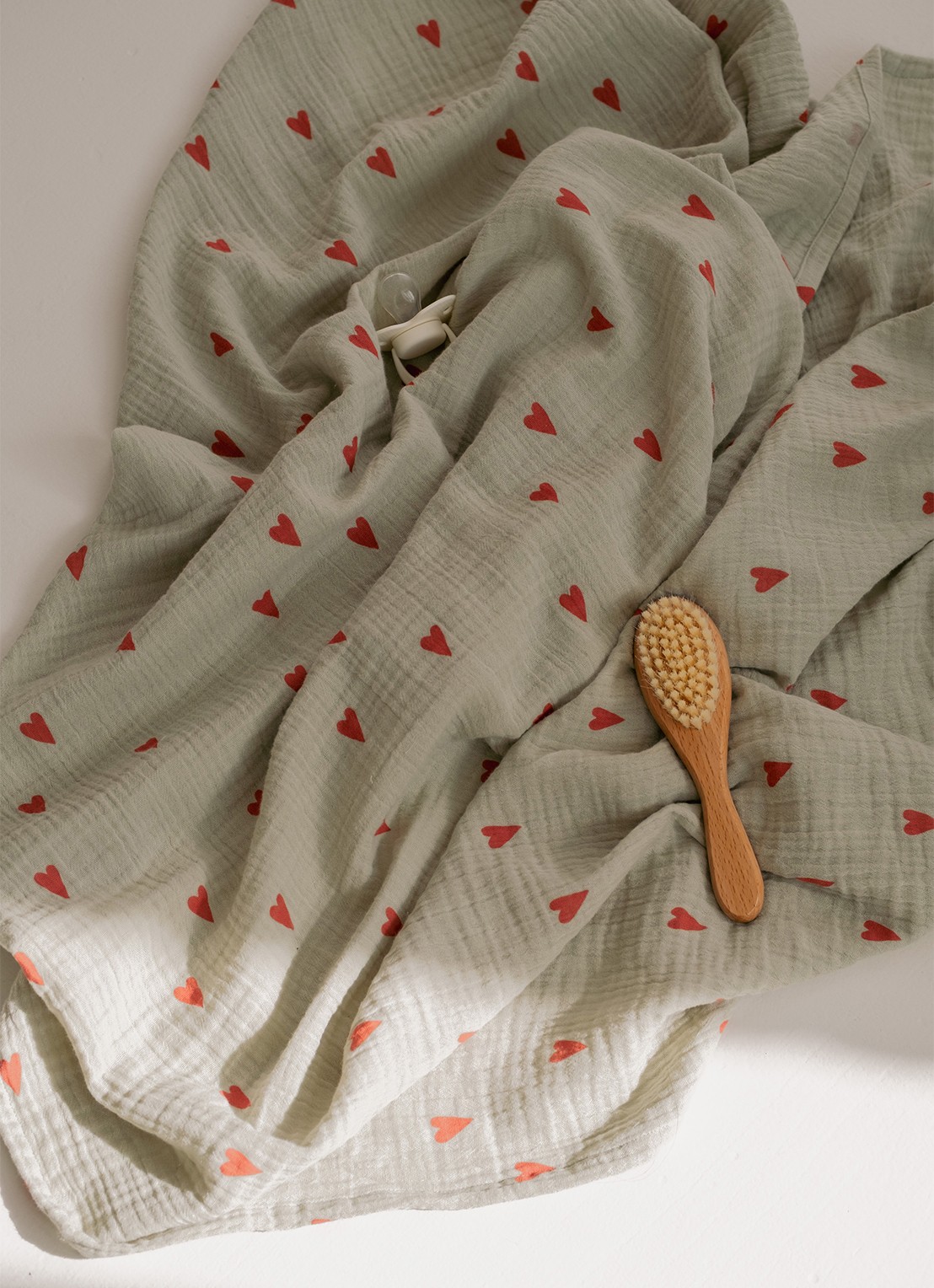 Studio Noos Sage green with red Hearts  - voorkant 4 mosgroen