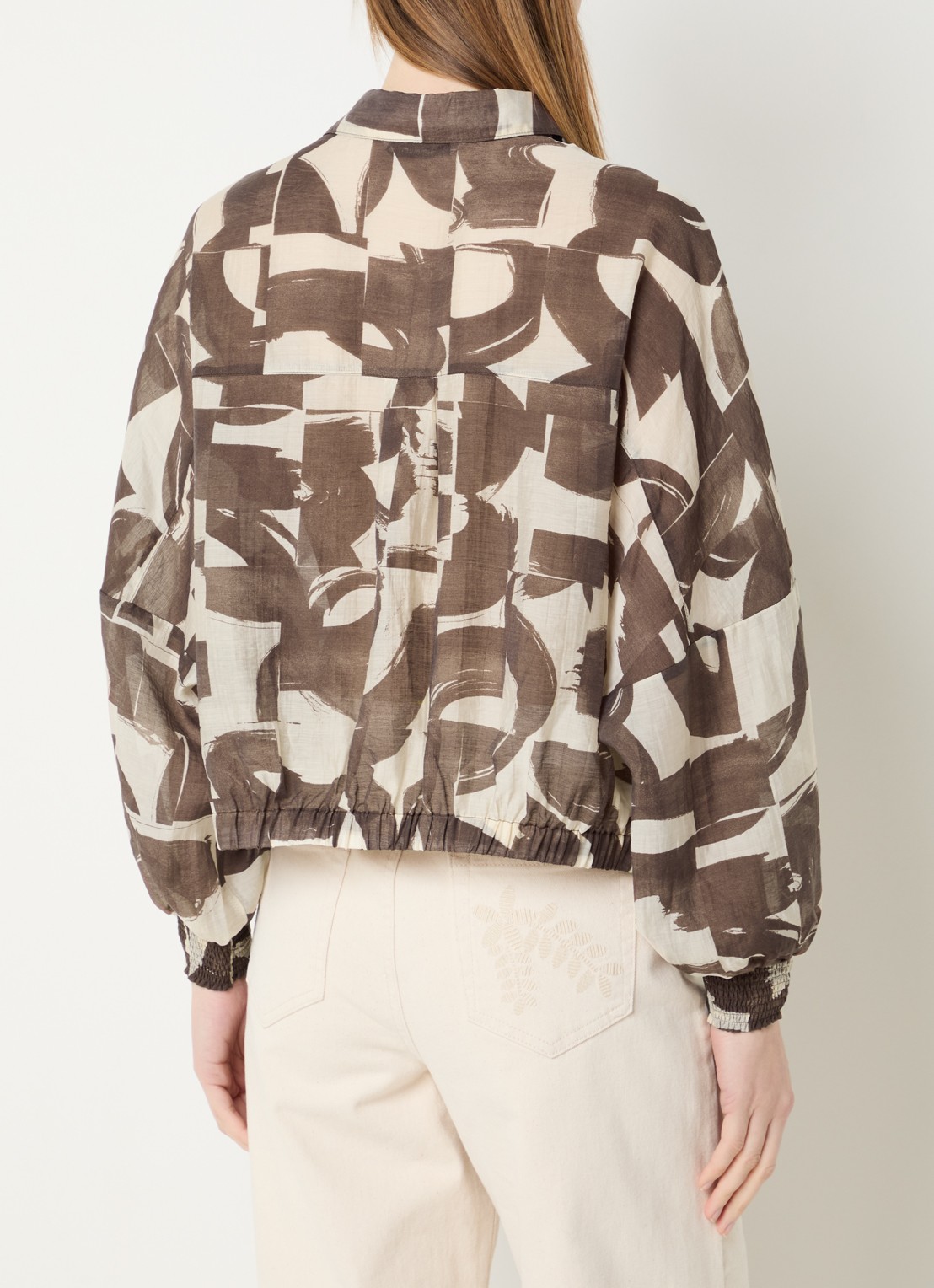 Summum Cropped blouse met grafische print en pofmouw - achterkant 2 donkerbruin