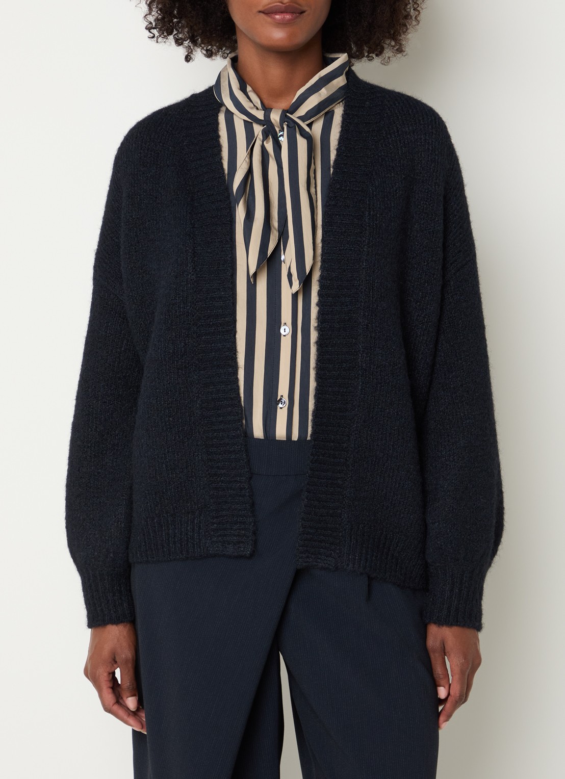 Summum Fijngebreid openvallend vest in wolblend - detail donkerblauw