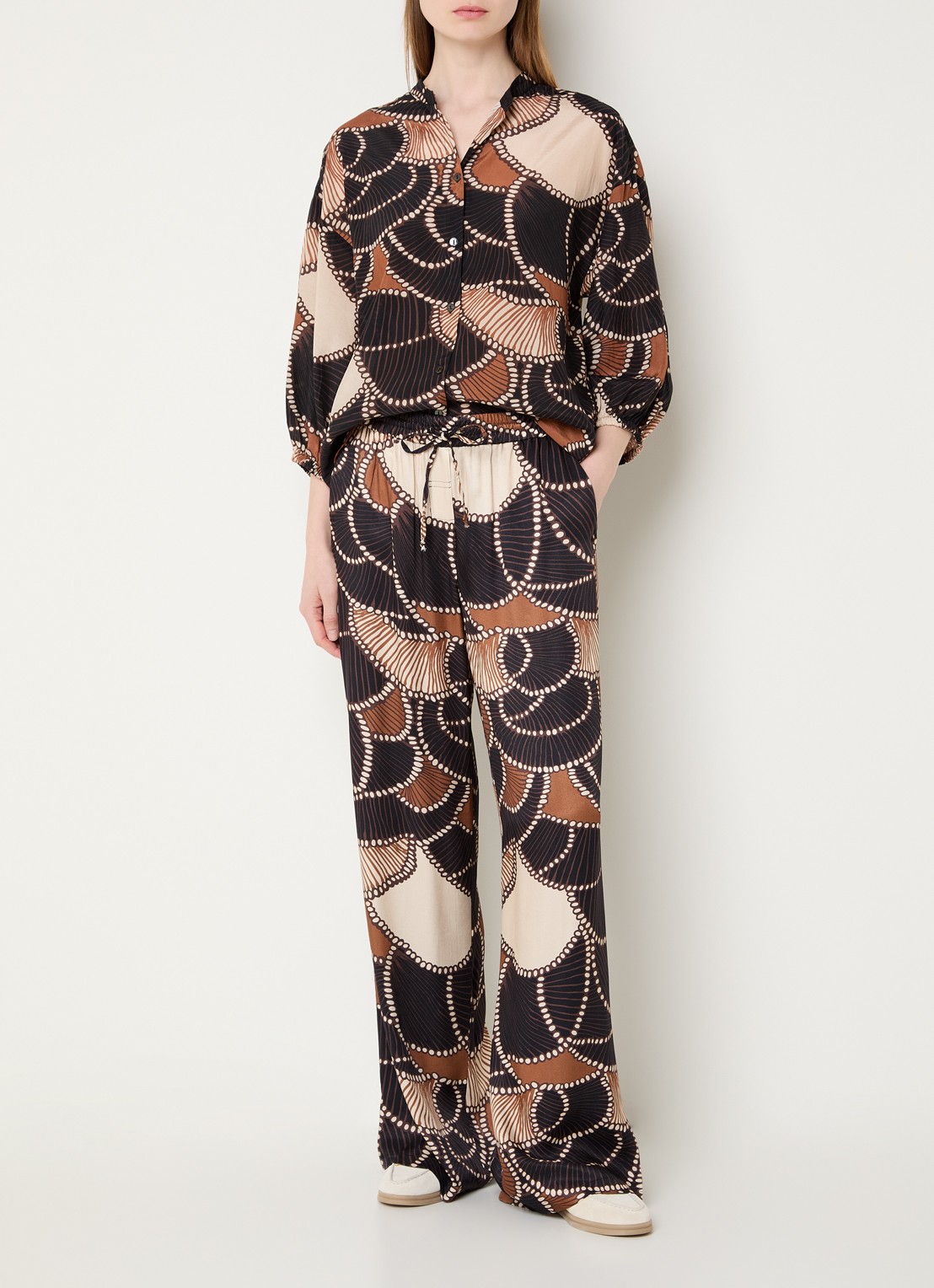 Summum High waist wide fit broek van satijn met steekzakken - voorkant 4 zwart