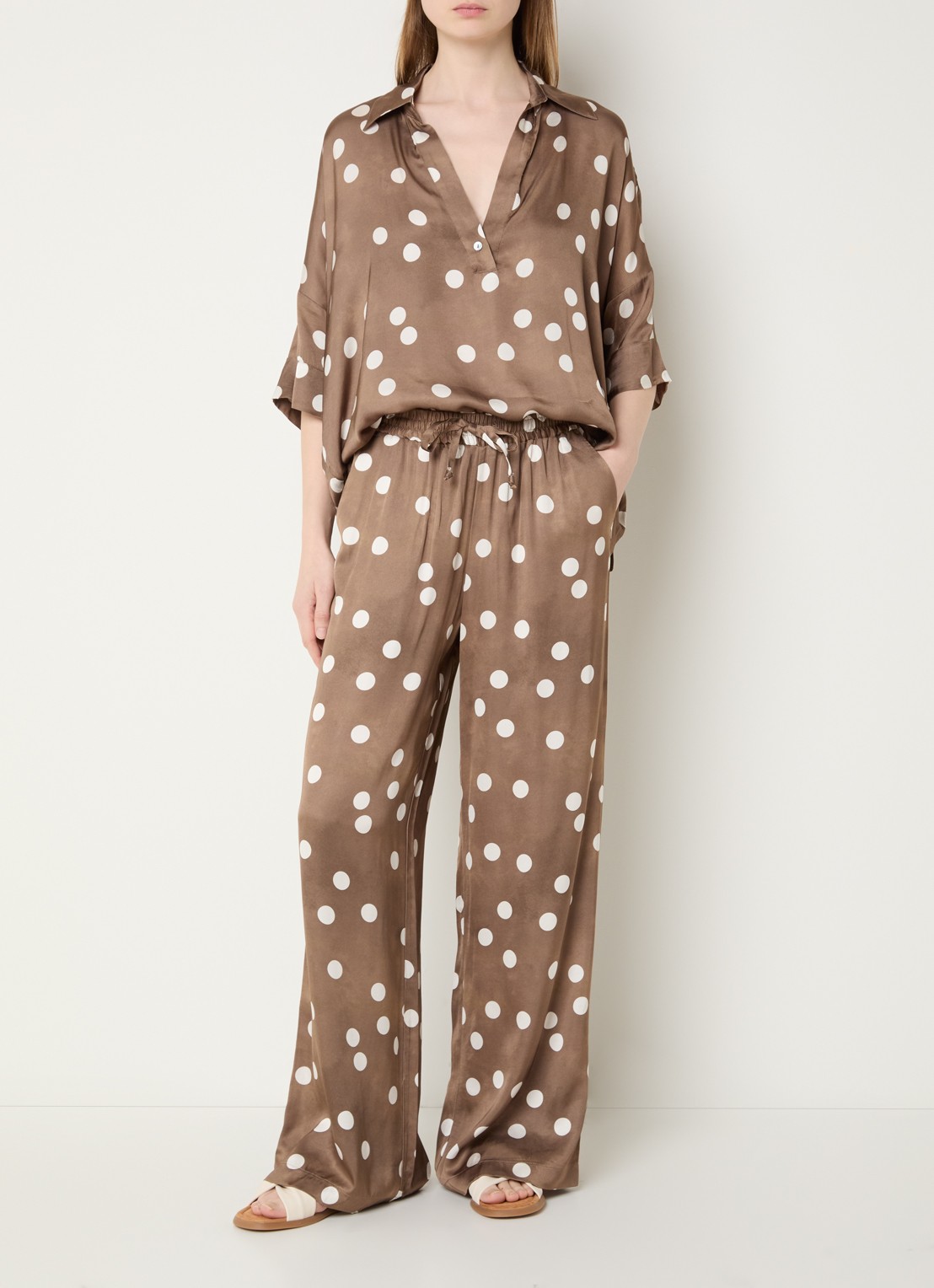 Summum High waist wide fit pantalon met stippenprint - voorkant 3 lichtbruin