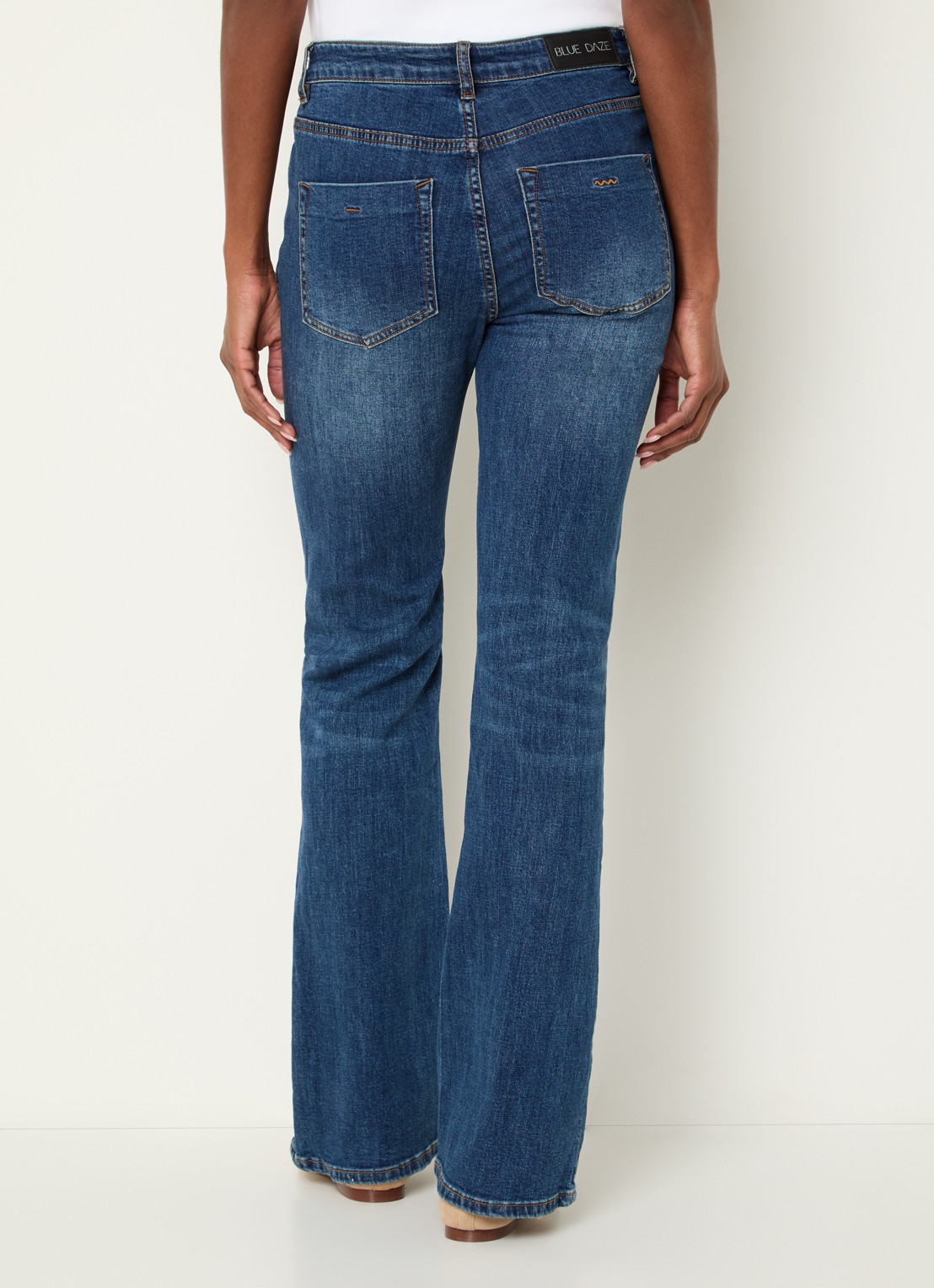 Summum Mid waist flared jeans met donkere wassing  - achterkant indigo