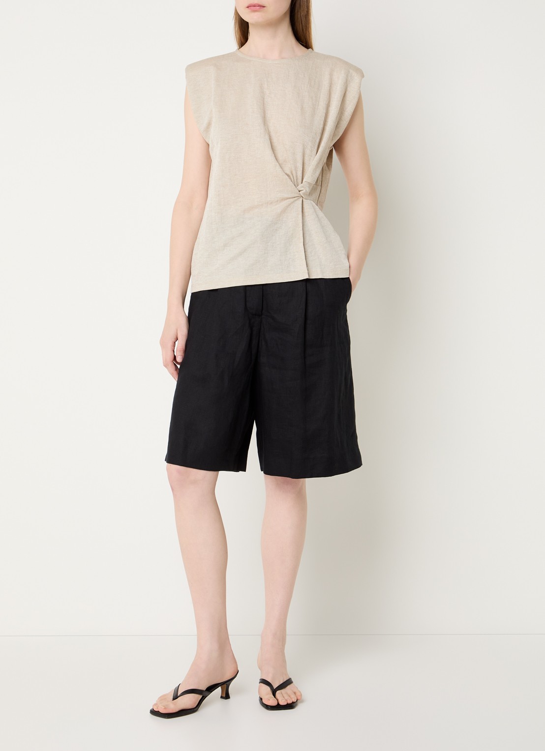 Summum Mouwloze top met schoudervulling - voorkant 2 beige