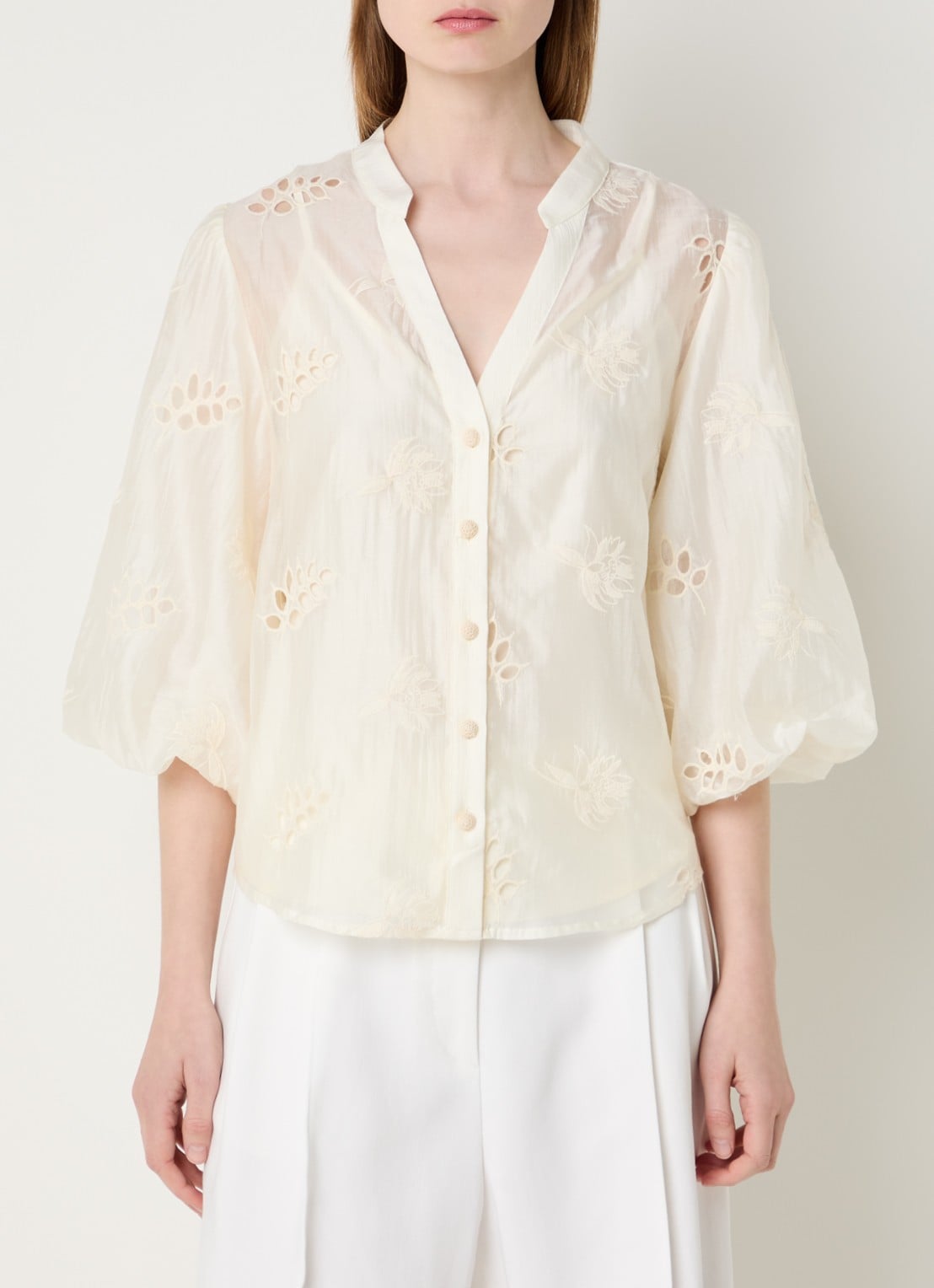Summum Rom semi-transparante blouse met borduring - detail 4 ivoor