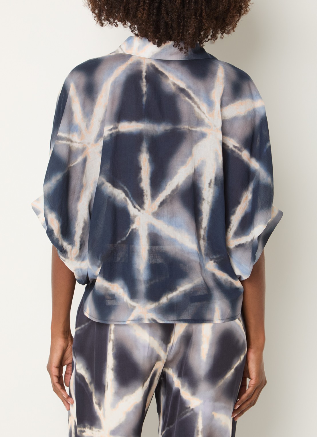 Summum Semi-transparante blouse met tie-dye dessin en vleermuismouw - achterkant blauw