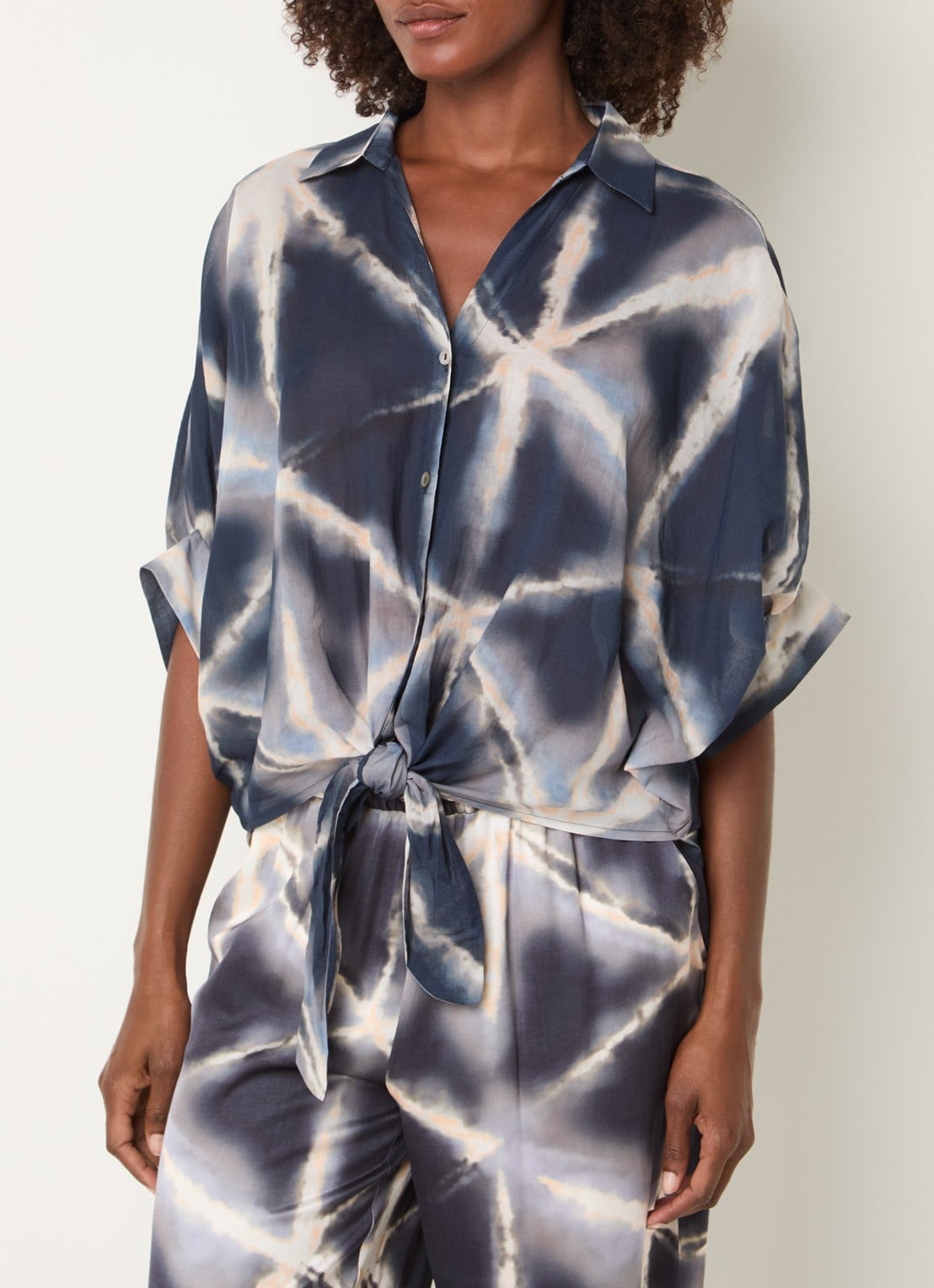 Summum Semi-transparante blouse met tie-dye dessin en vleermuismouw - detail 2 blauw