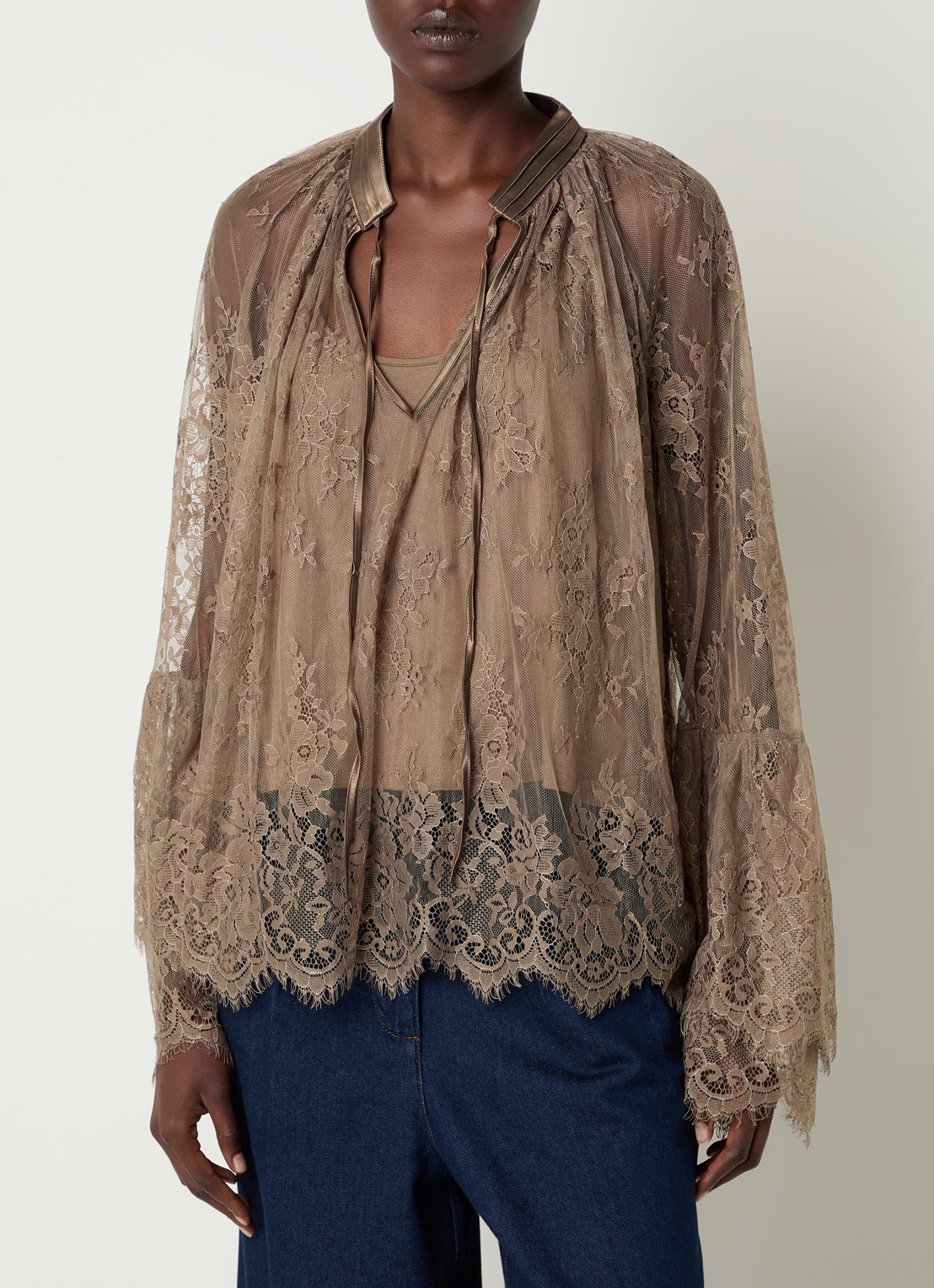 Summum Top van mesh met strikkraag - detail taupe
