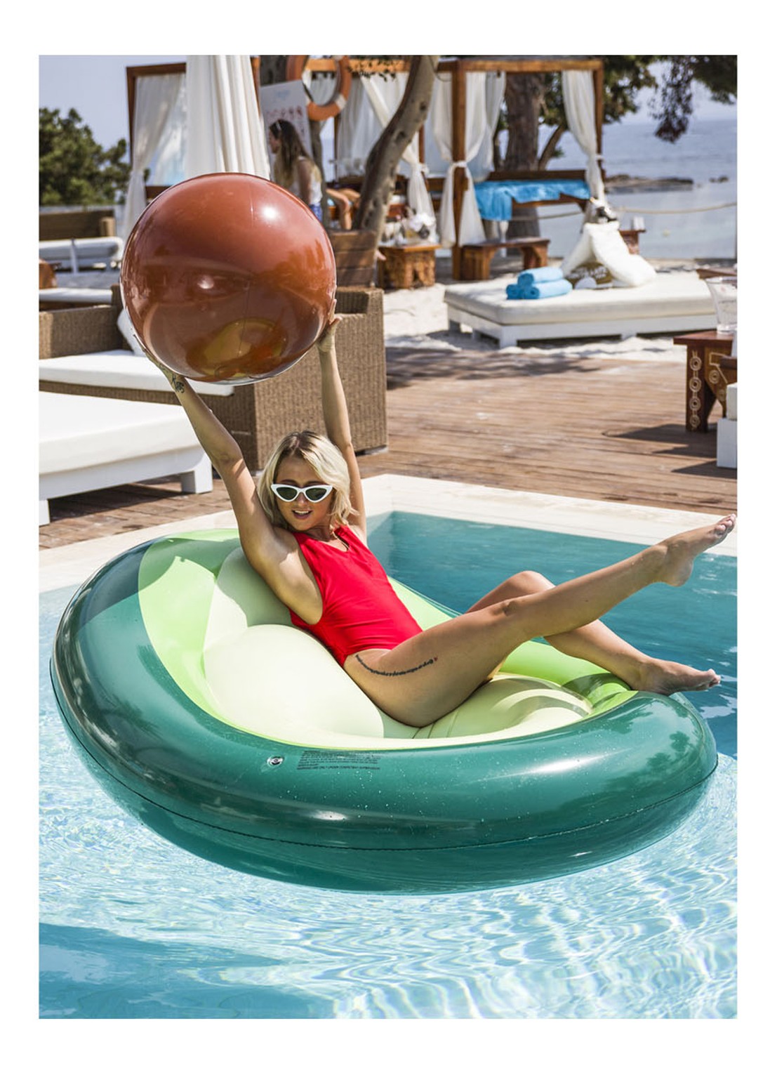 Swim Essentials Opblaasbaar Avocado luchtbed met strandbal - voorkant 2 groen