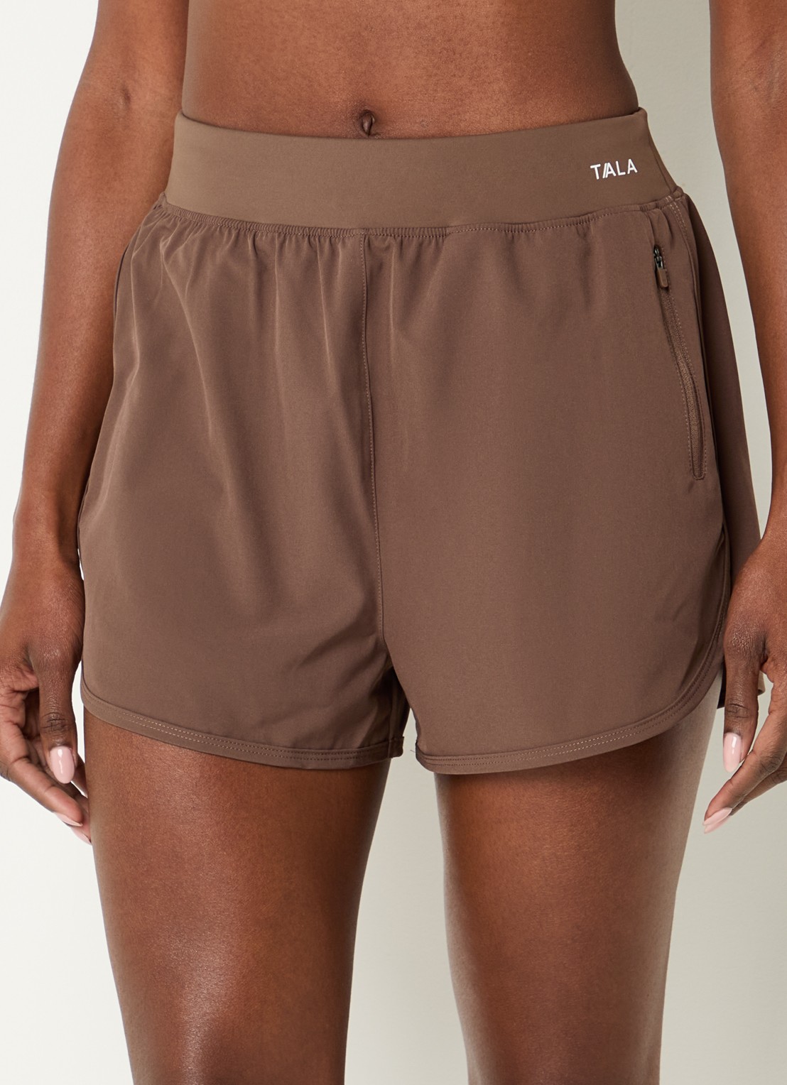 TALA SkinLuxe high waist straight fit trainingsshort met ritszakken - detail 4 bruin