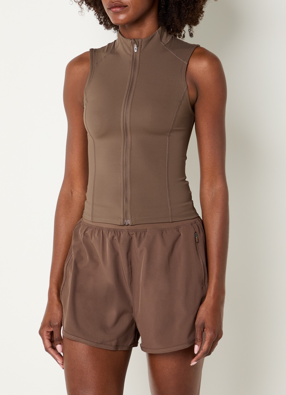 TALA SkinLuxe mouwloos sweatvest met opstaande kraag - detail 4 bruin