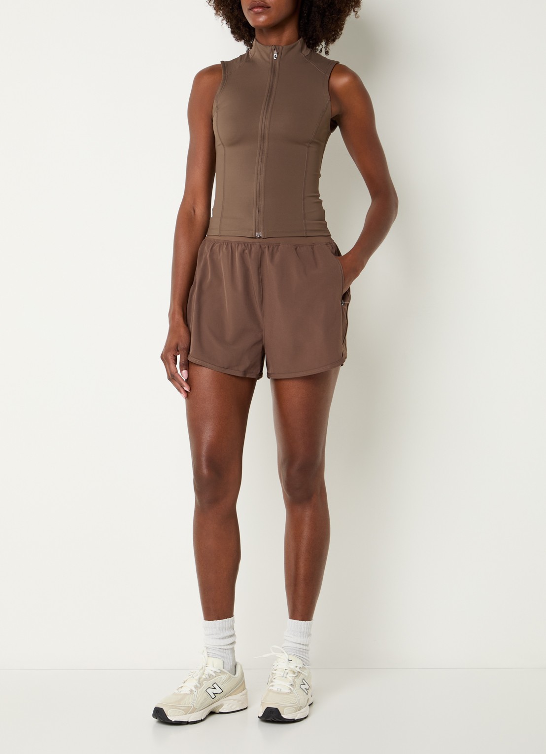 TALA SkinLuxe mouwloos sweatvest met opstaande kraag - voorkant 2 bruin