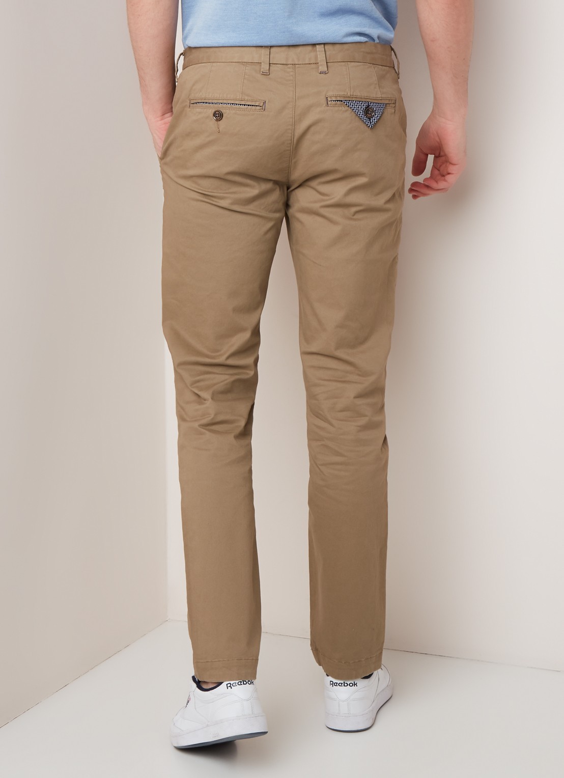 Ted Baker Seenchi classic fit chino met stretch - achterkant beige