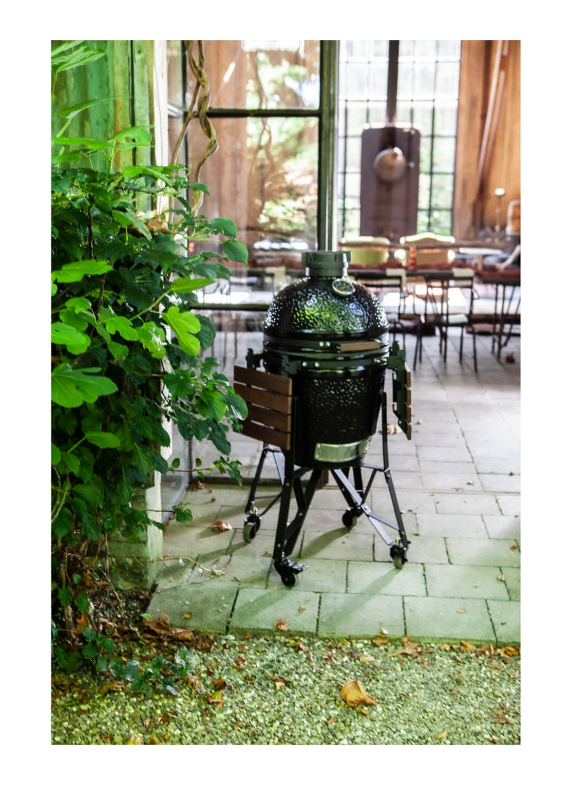 The Bastard Complete Medium 2022 kamado barbecue met verrijdbaar onderstel en zijtafel - detail 2 zwart