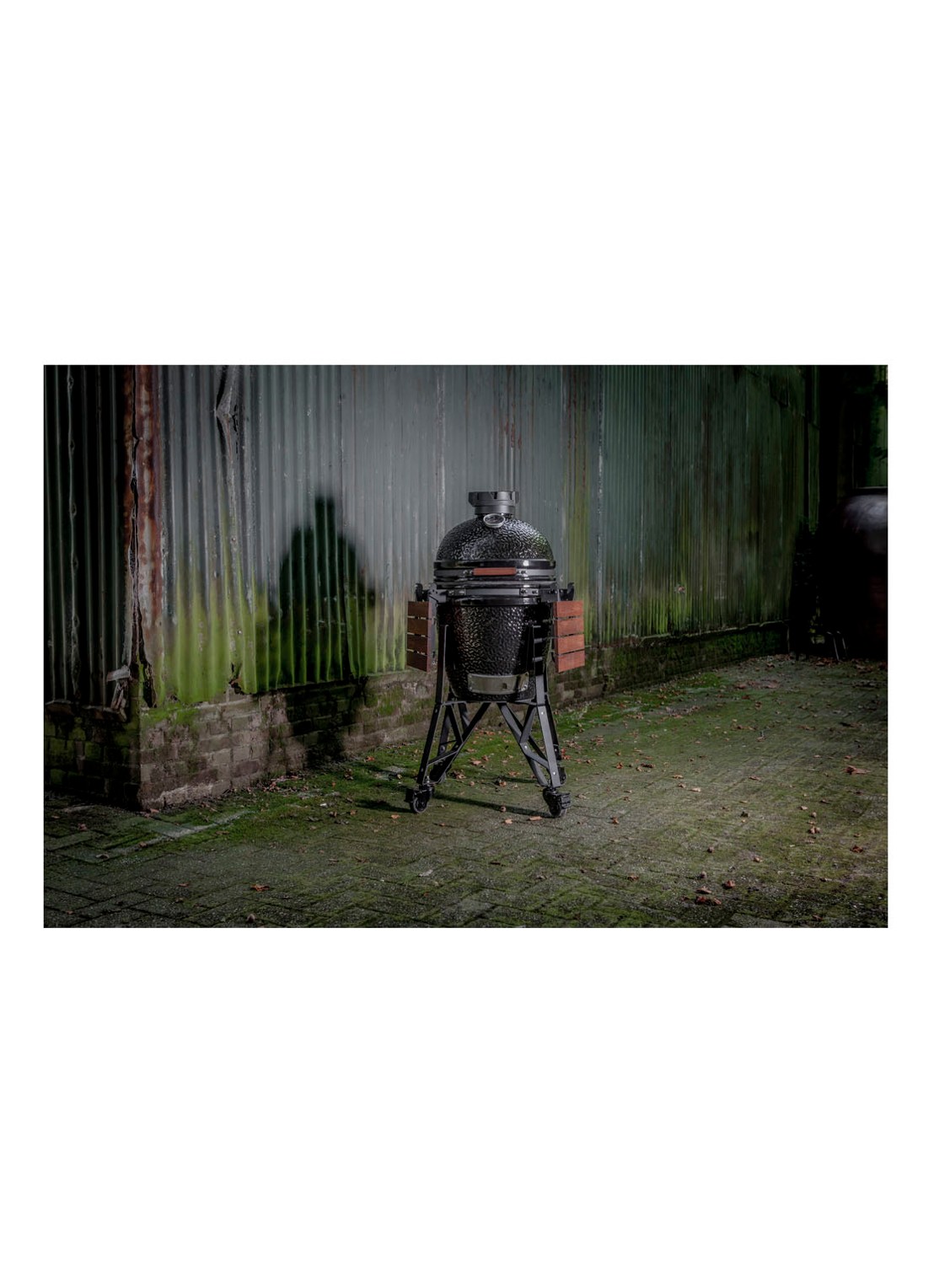 The Bastard Complete Medium 2022 kamado barbecue met verrijdbaar onderstel en zijtafel - detail 3 zwart