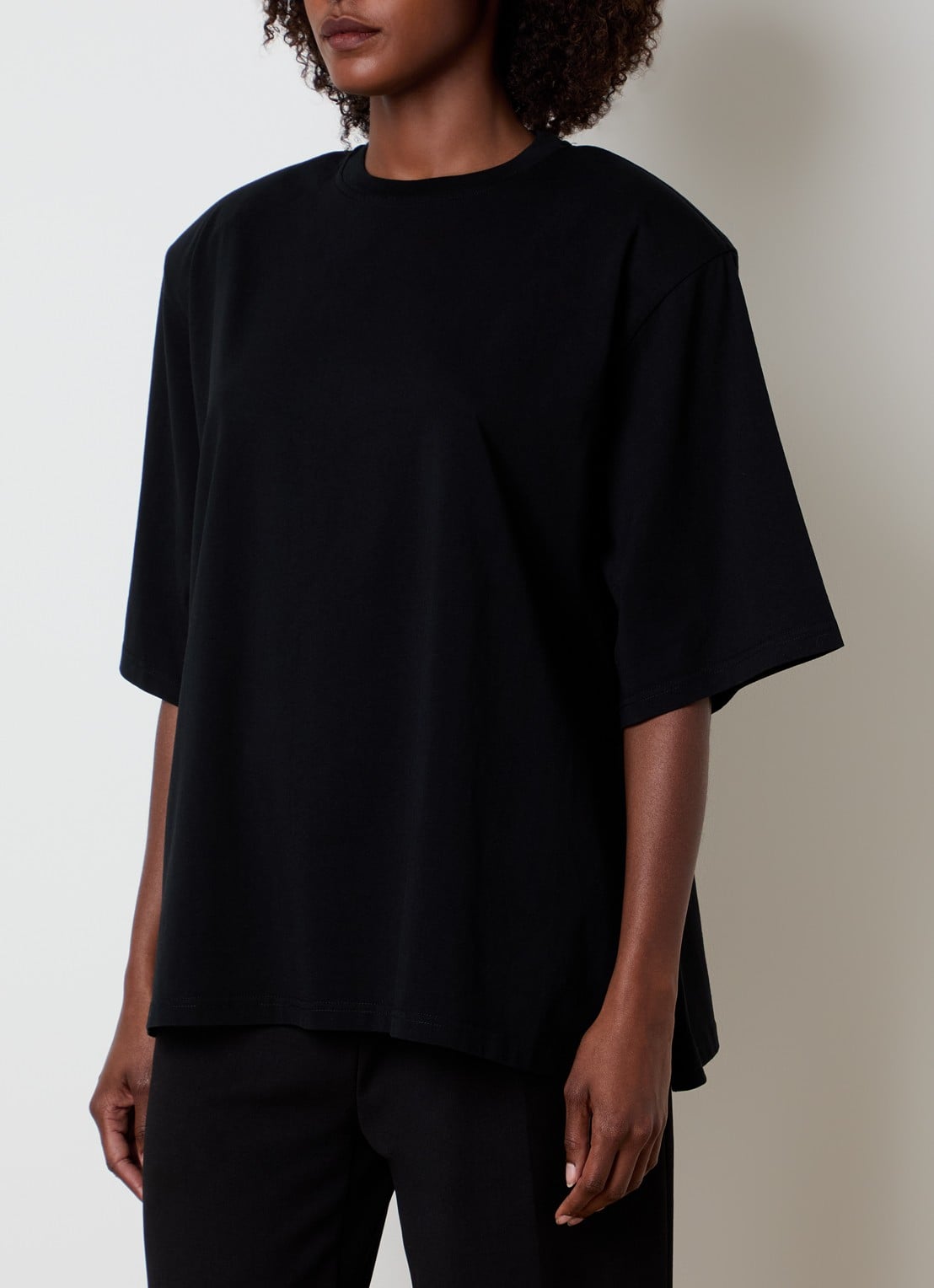 The Frankie Shop Anira T-shirt met schoudervulling - detail 3 zwart