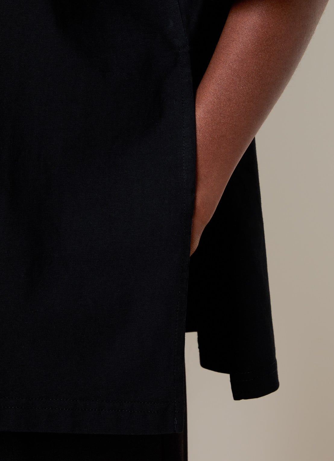 The Frankie Shop Anira T-shirt met schoudervulling - detail 4 zwart