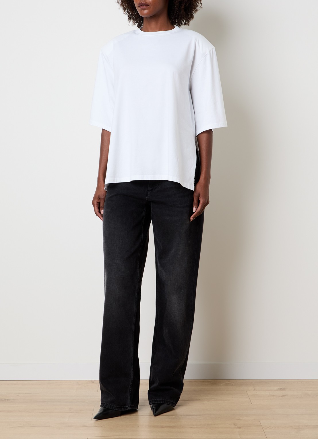 The Frankie Shop Anira T-shirt met schoudervulling - voorkant 5 wit