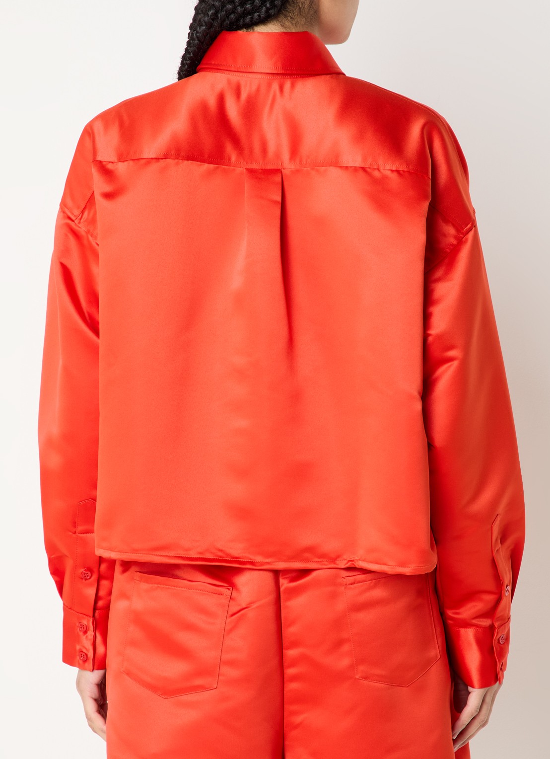 The Frankie Shop Arlen cropped blouse van satijn  - achterkant 4 rood