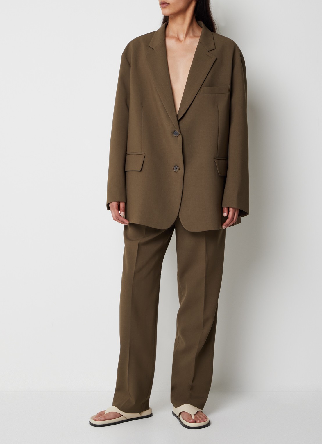 The Frankie Shop Bea oversized blazer met klepzakken - voorkant 3 bruin