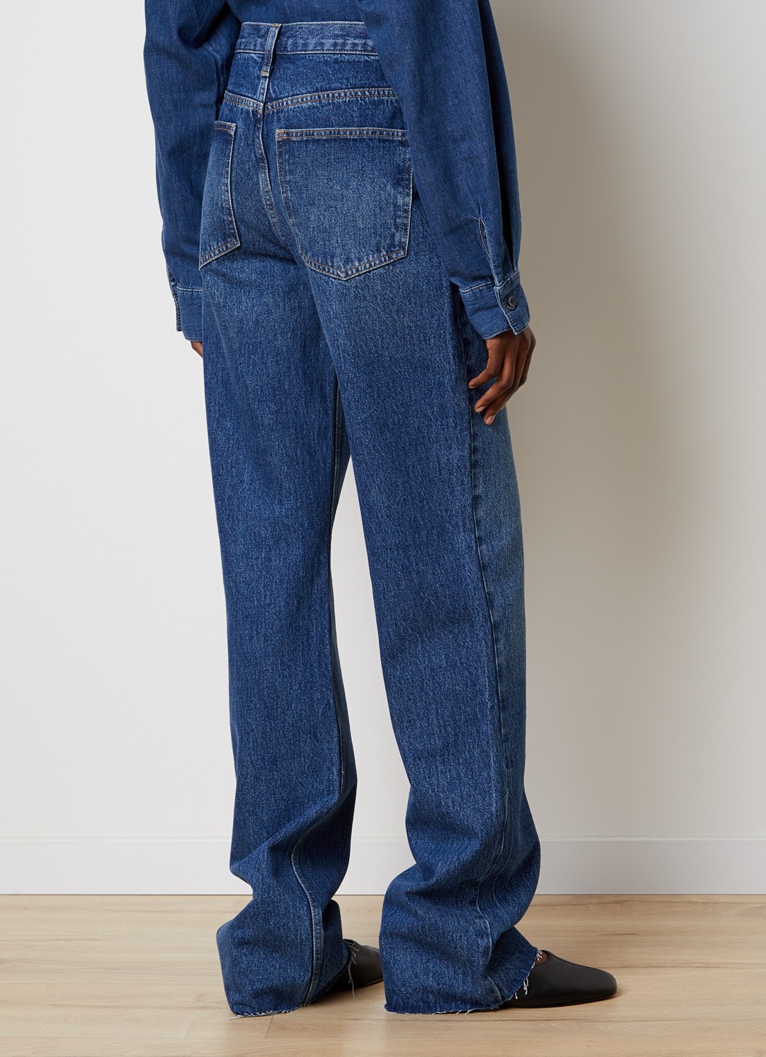 The Frankie Shop Dalston high waist straight leg jeans met medium wassing - achterkant indigo