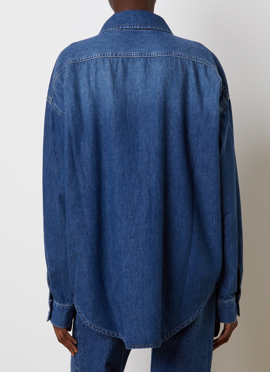 The Frankie Shop Deira blouse van chambray met borstzakken - achterkant indigo