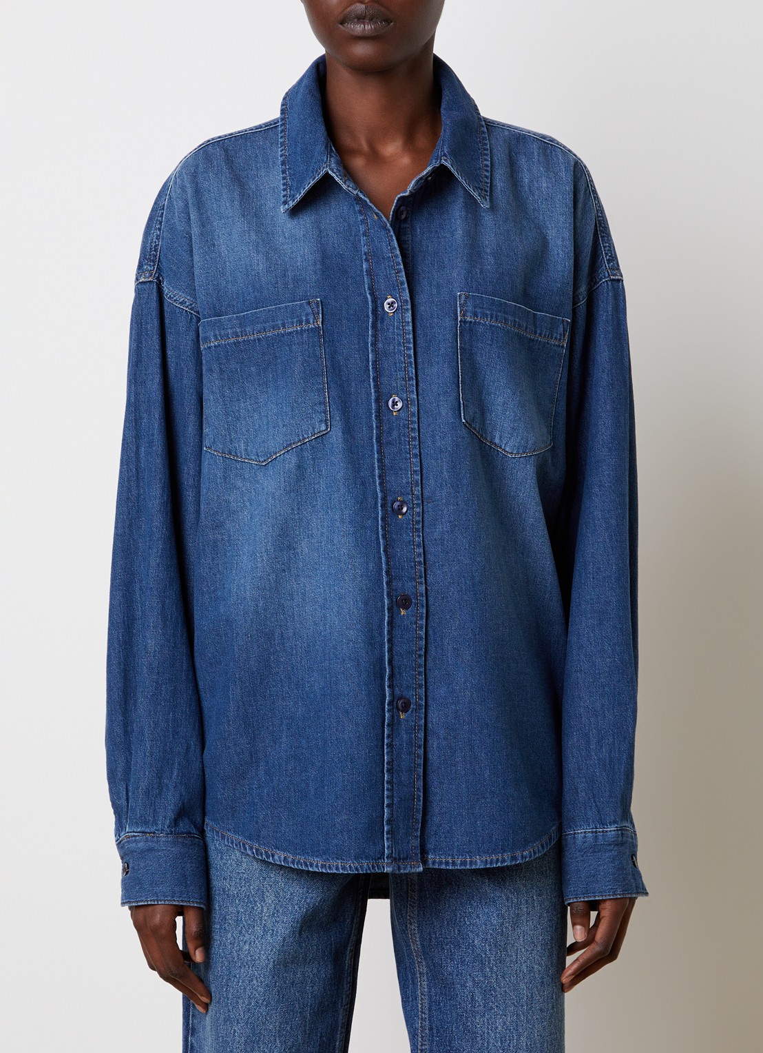 The Frankie Shop Deira blouse van chambray met borstzakken - detail 4 indigo