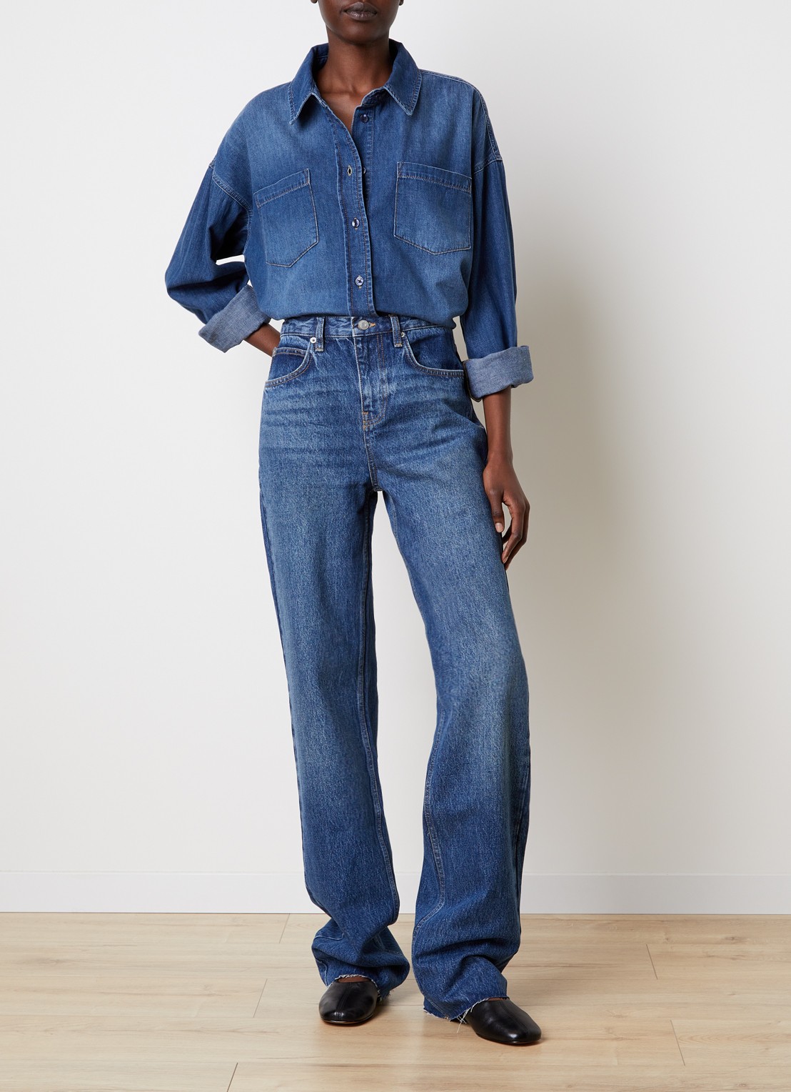 The Frankie Shop Deira blouse van chambray met borstzakken - voorkant 3 indigo