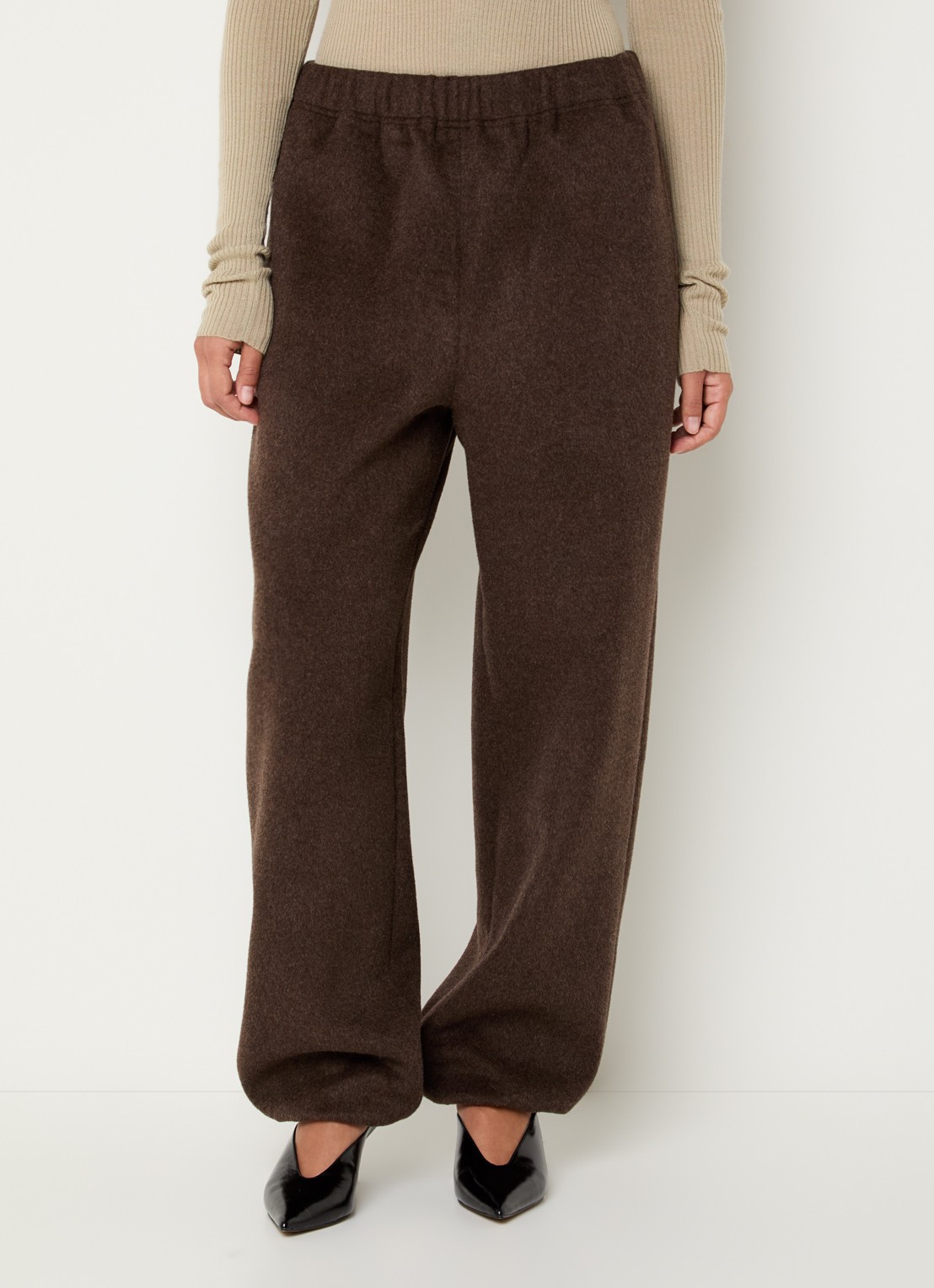 The Frankie Shop Delancey mid waist loose fit joggingbroek in wolblend - detail 3 bruin