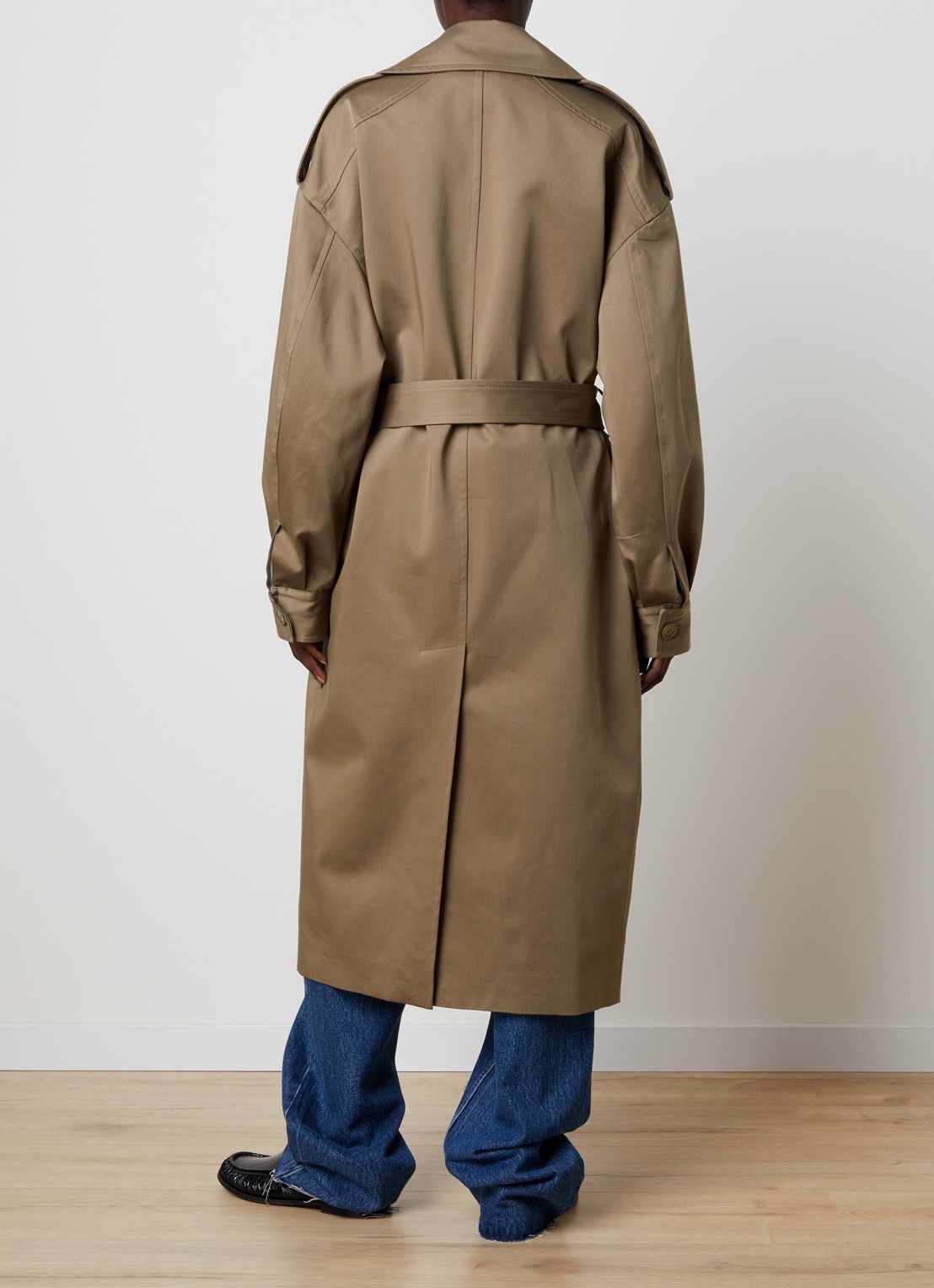The Frankie Shop Esben trenchcoat met strikceintuur - achterkant zand