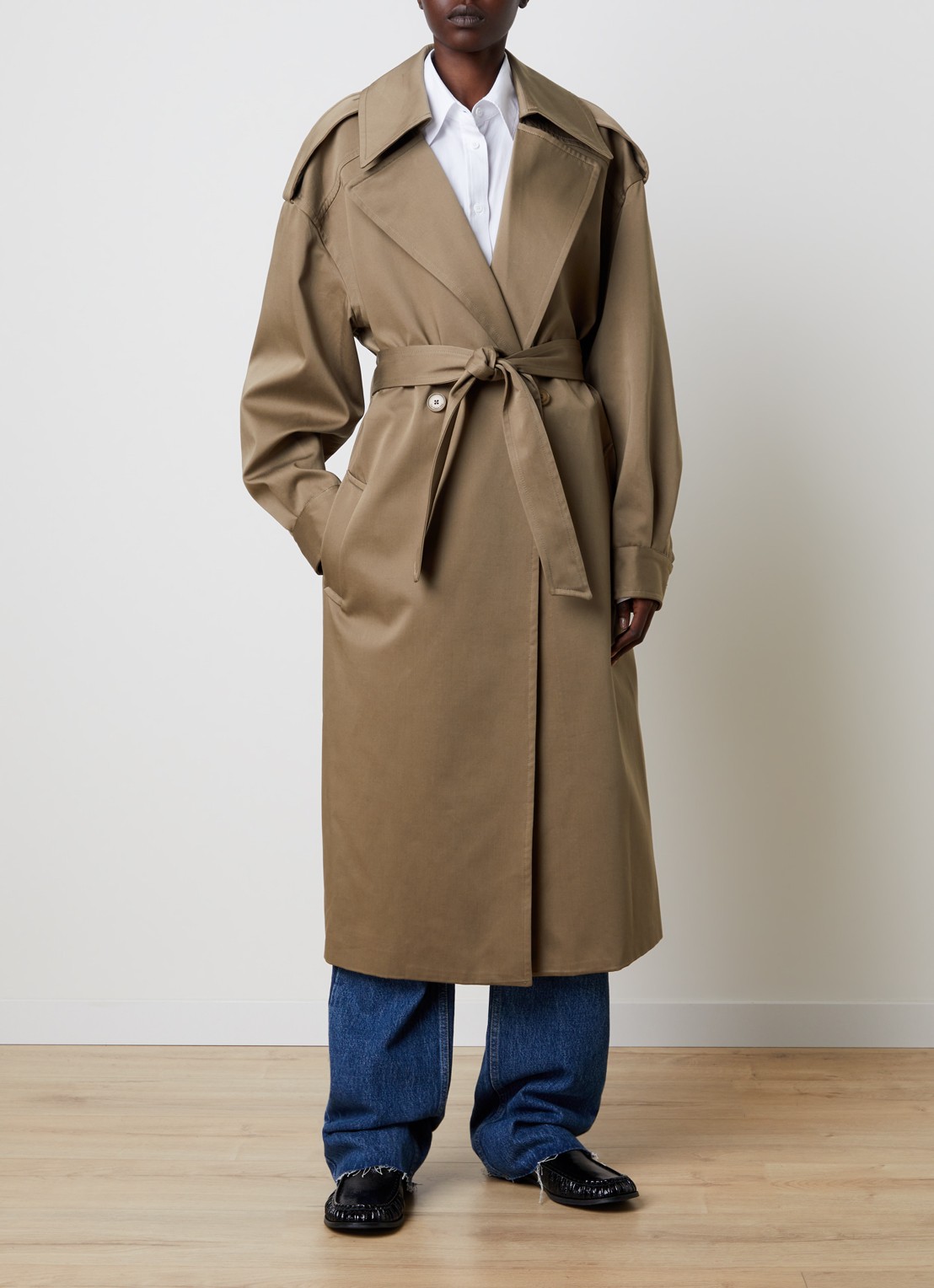 The Frankie Shop Esben trenchcoat met strikceintuur - detail 2 zand