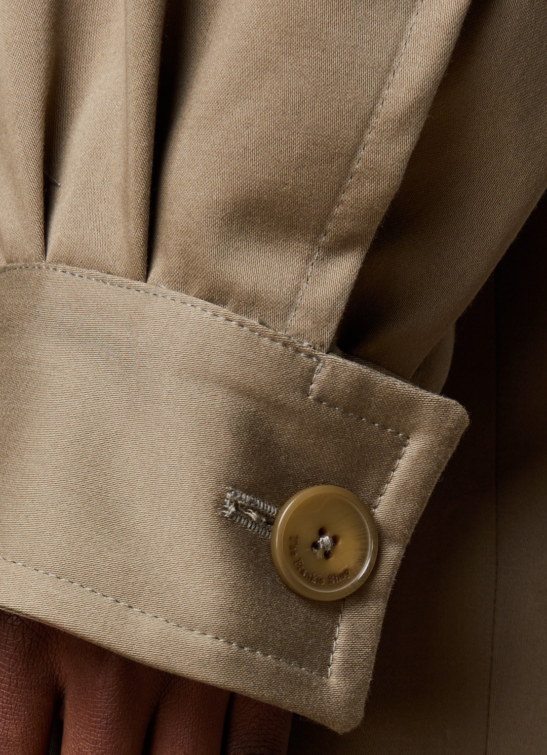 The Frankie Shop Esben trenchcoat met strikceintuur - detail 3 zand