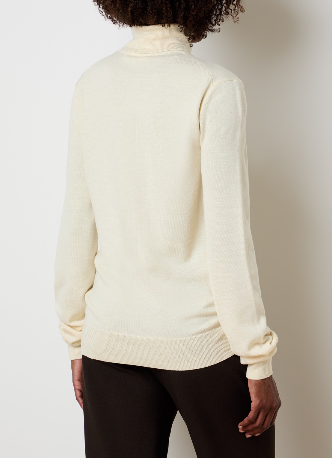 The Frankie Shop Eve Thin fijngebreide coltrui van merino wol - achterkant 5 lichtgeel