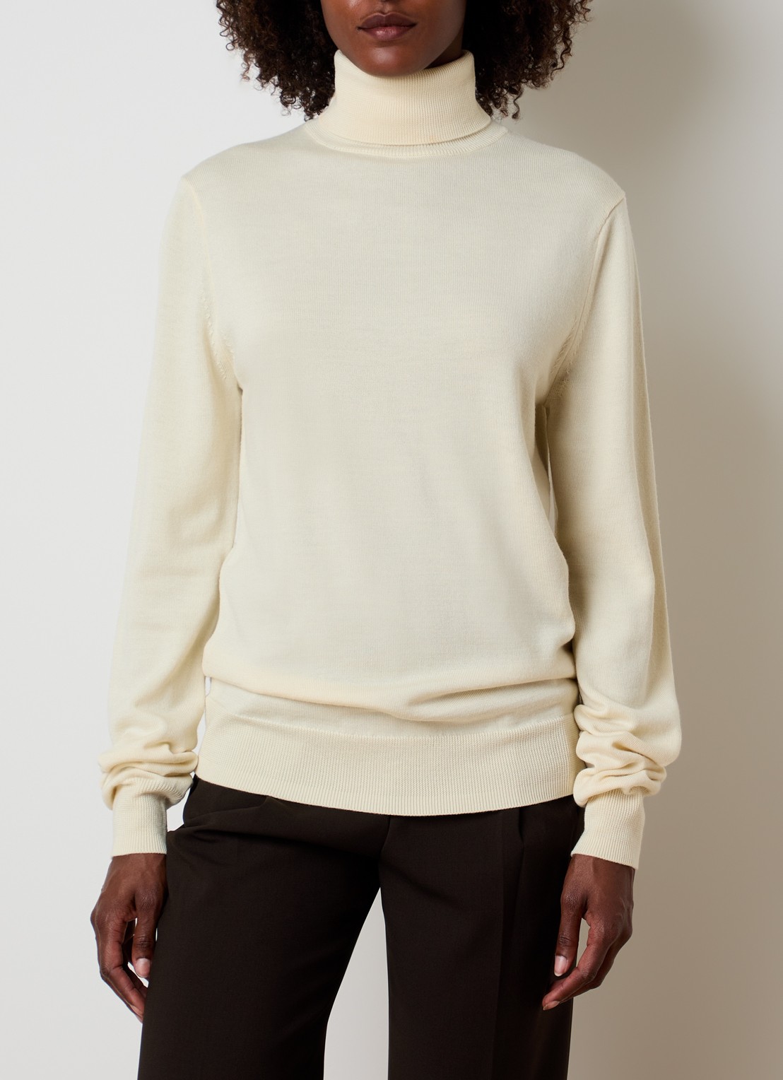The Frankie Shop Eve Thin fijngebreide coltrui van merino wol - detail 3 lichtgeel