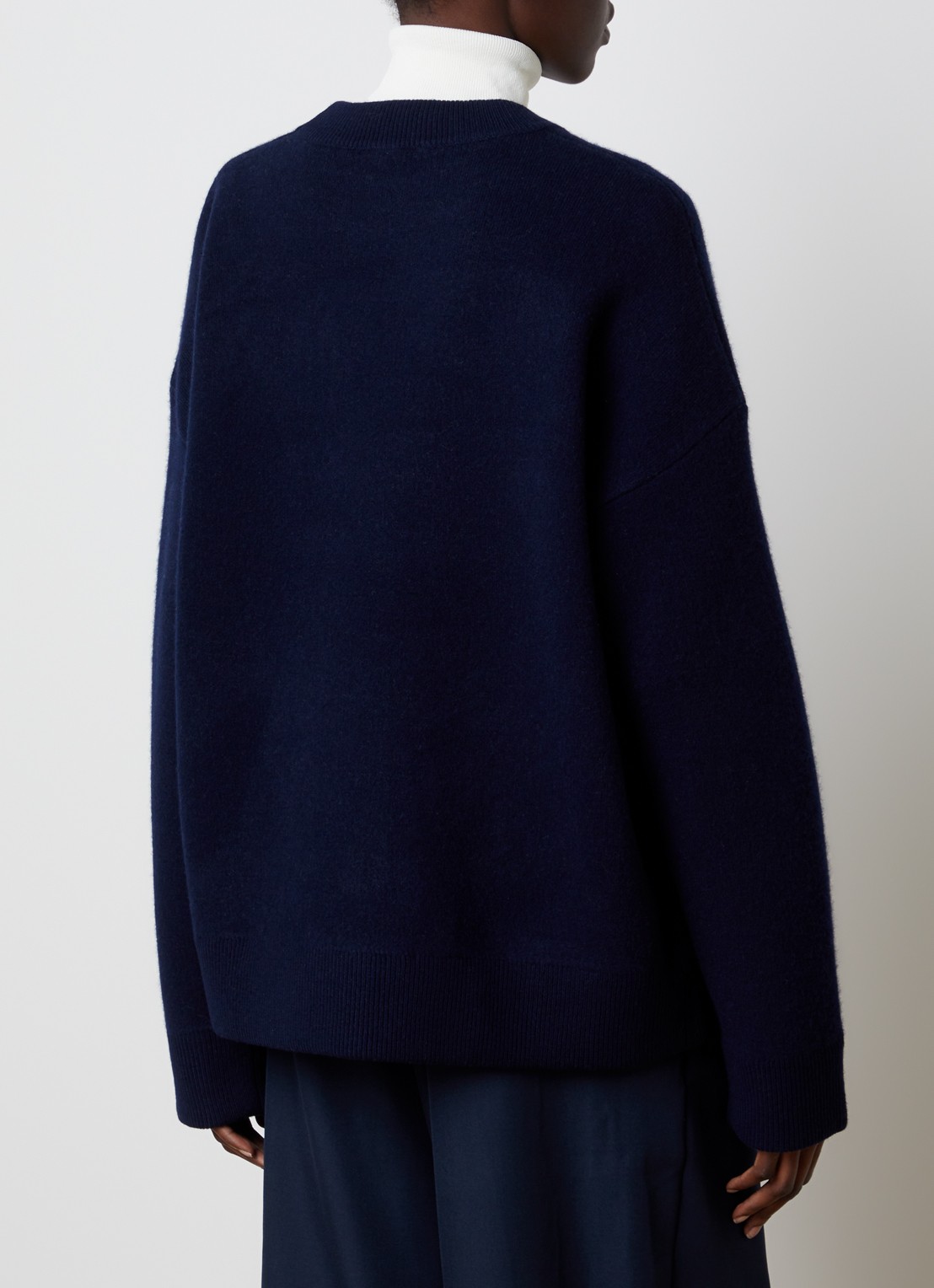 The Frankie Shop Hana grofgebreide trui in wolblend - achterkant donkerblauw