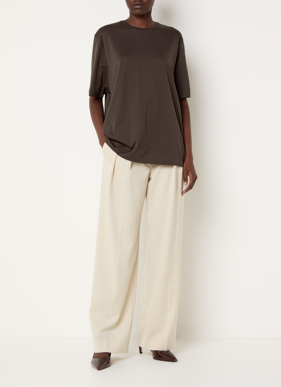 The Frankie Shop Harper T-shirt met ronde hals - voorkant 4 donkerbruin