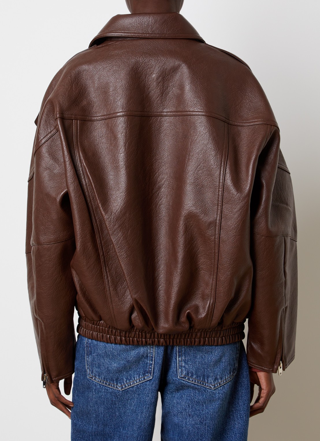The Frankie Shop Hudson bomberjack van imitatieleer met opstaande kraag - achterkant 3 roodbruin