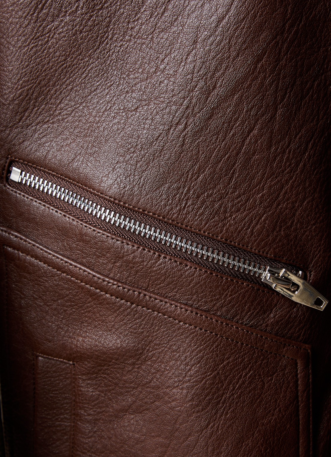 The Frankie Shop Hudson bomberjack van imitatieleer met opstaande kraag - detail 6 roodbruin