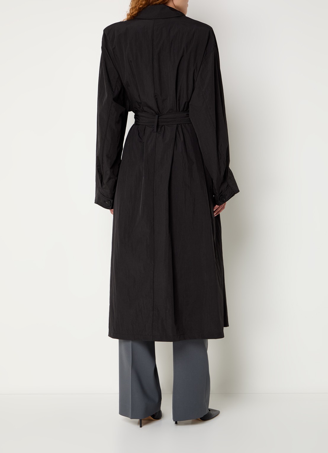 The Frankie Shop Jude double-breasted trenchcoat met strikceintuur - achterkant 3 zwart