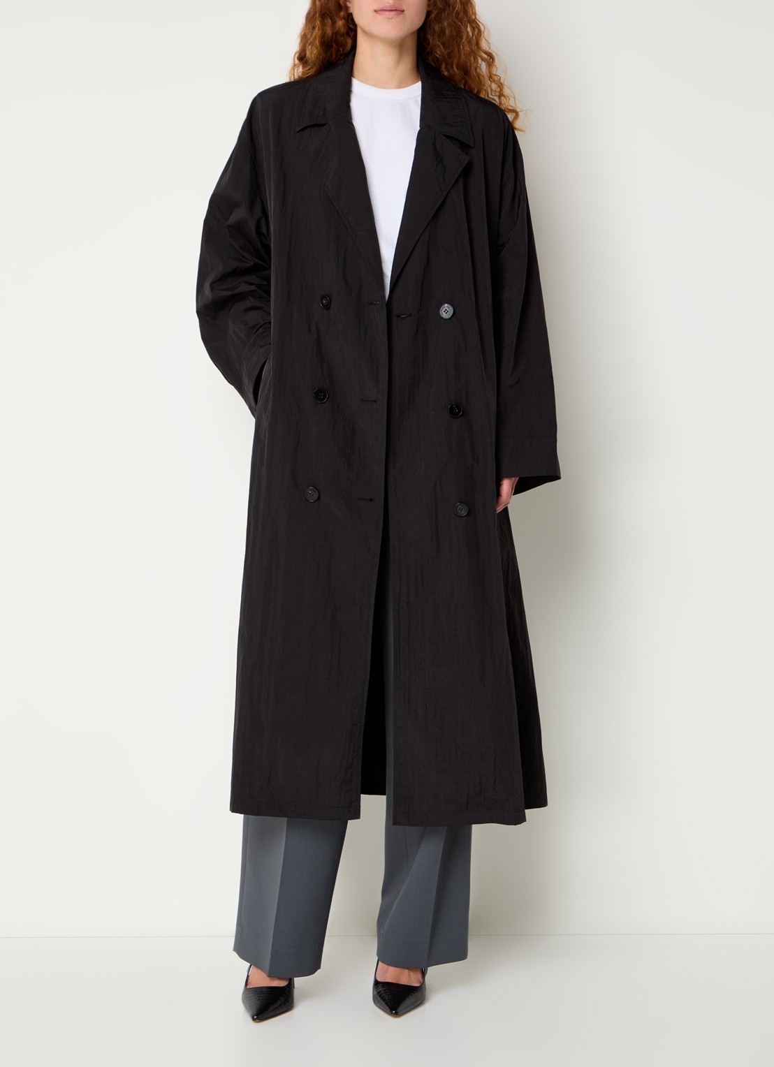 The Frankie Shop Jude double-breasted trenchcoat met strikceintuur - voorkant 2 zwart