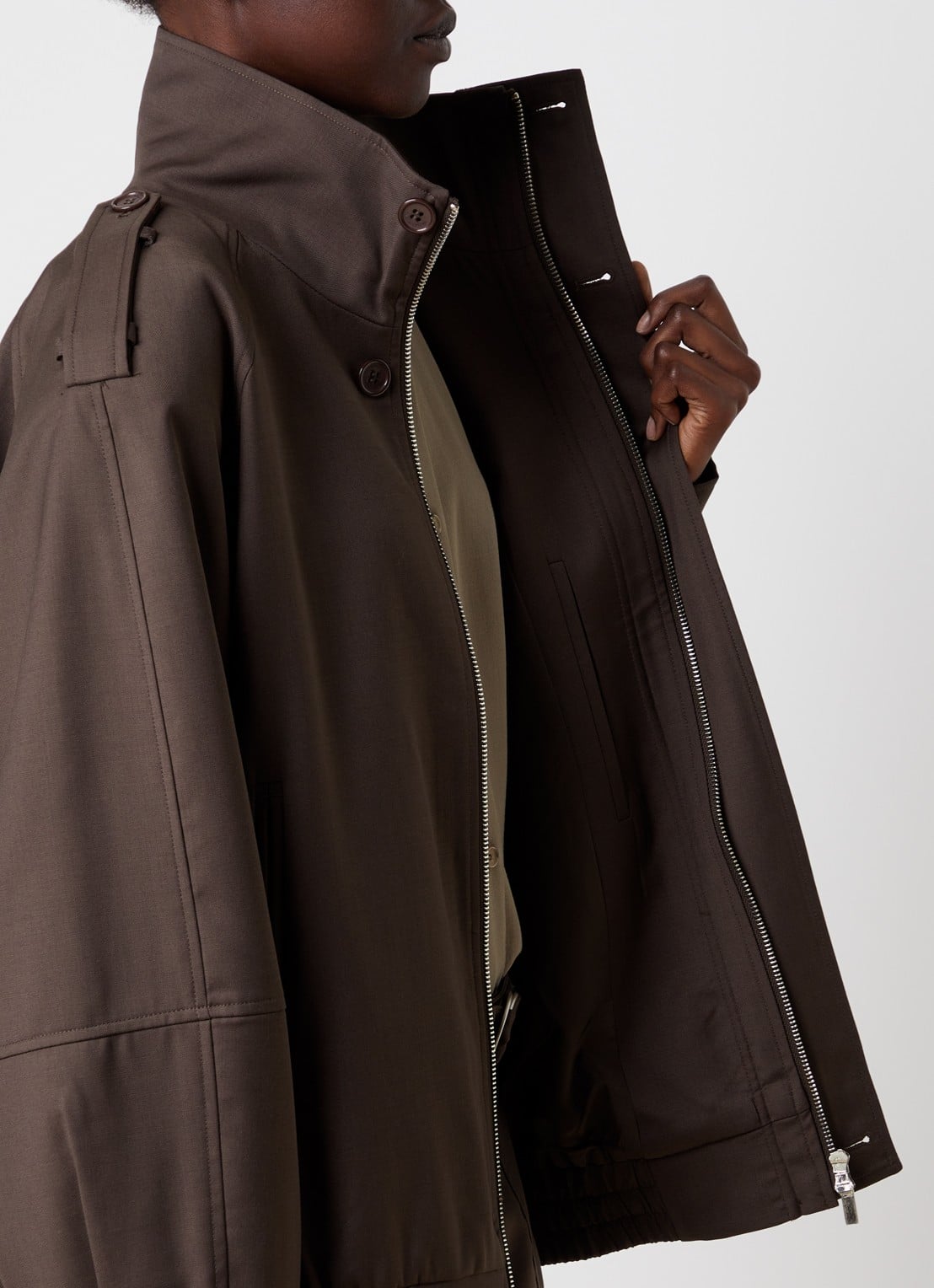 The Frankie Shop Kelly bomberjack in wolblend met schoudervulling en opstaande kraag - detail 5 donkerbruin