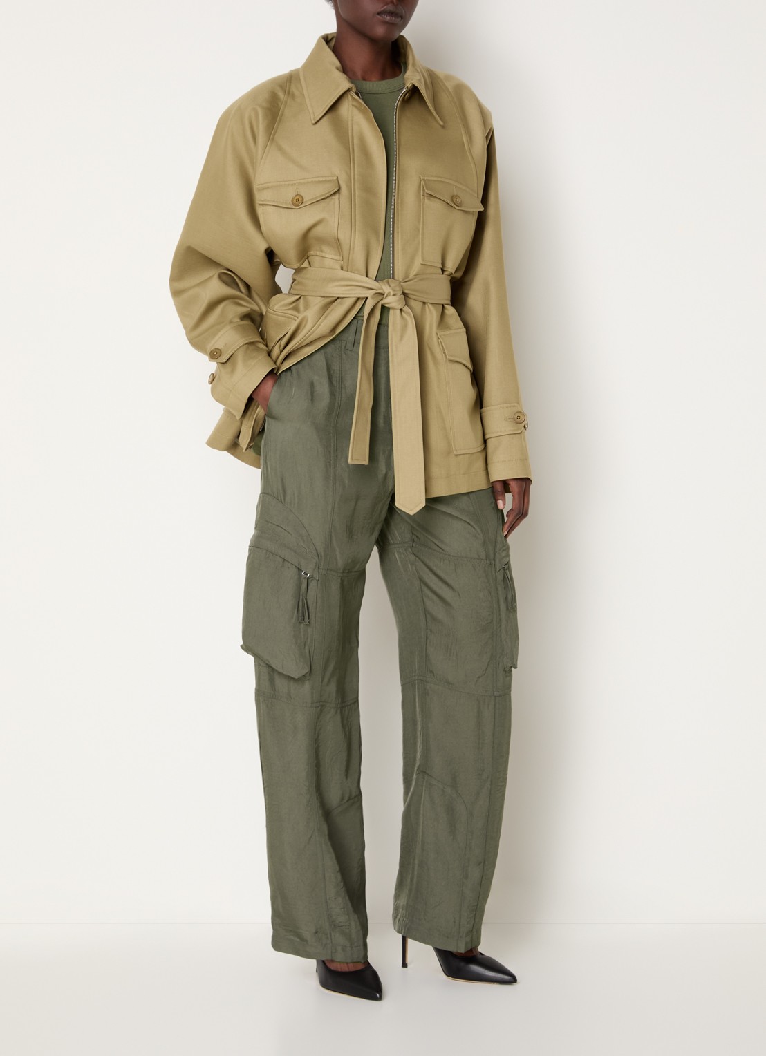 The Frankie Shop Kelly high waist loose fit cargobroek met ritszakken - voorkant 4 legergroen