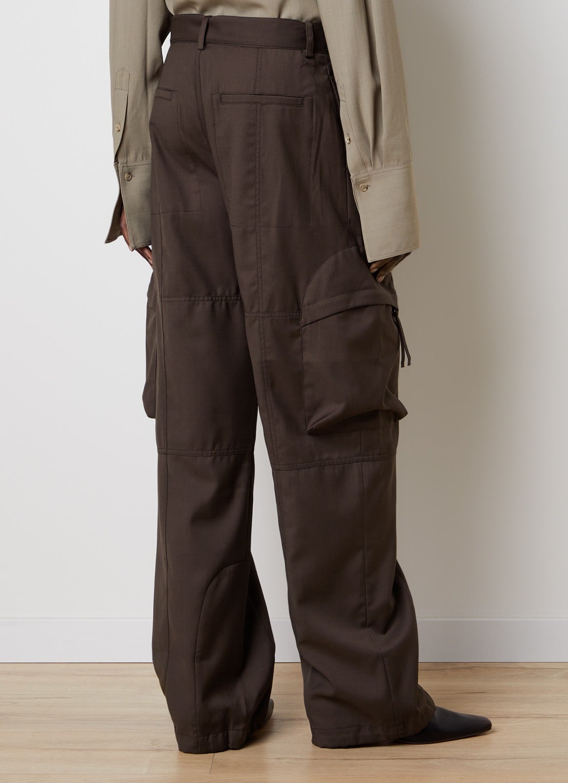 The Frankie Shop Kelly high waist straight fit cargobroek in wolblend - achterkant 5 donkerbruin