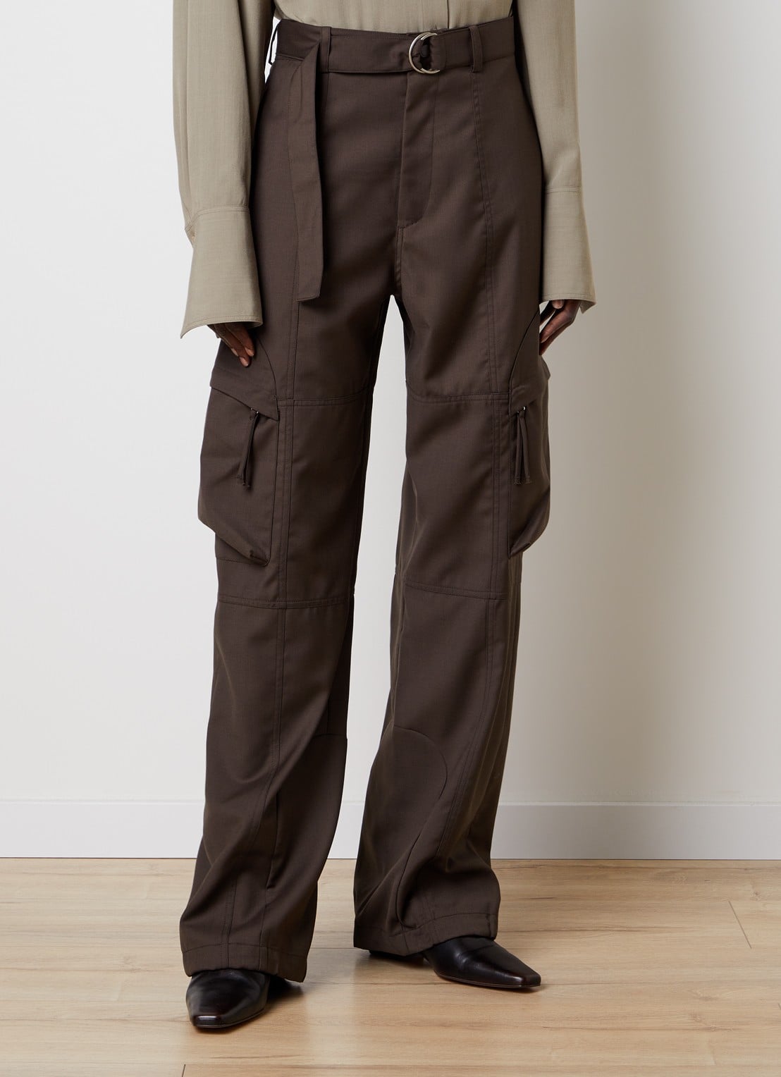 The Frankie Shop Kelly high waist straight fit cargobroek in wolblend - detail donkerbruin