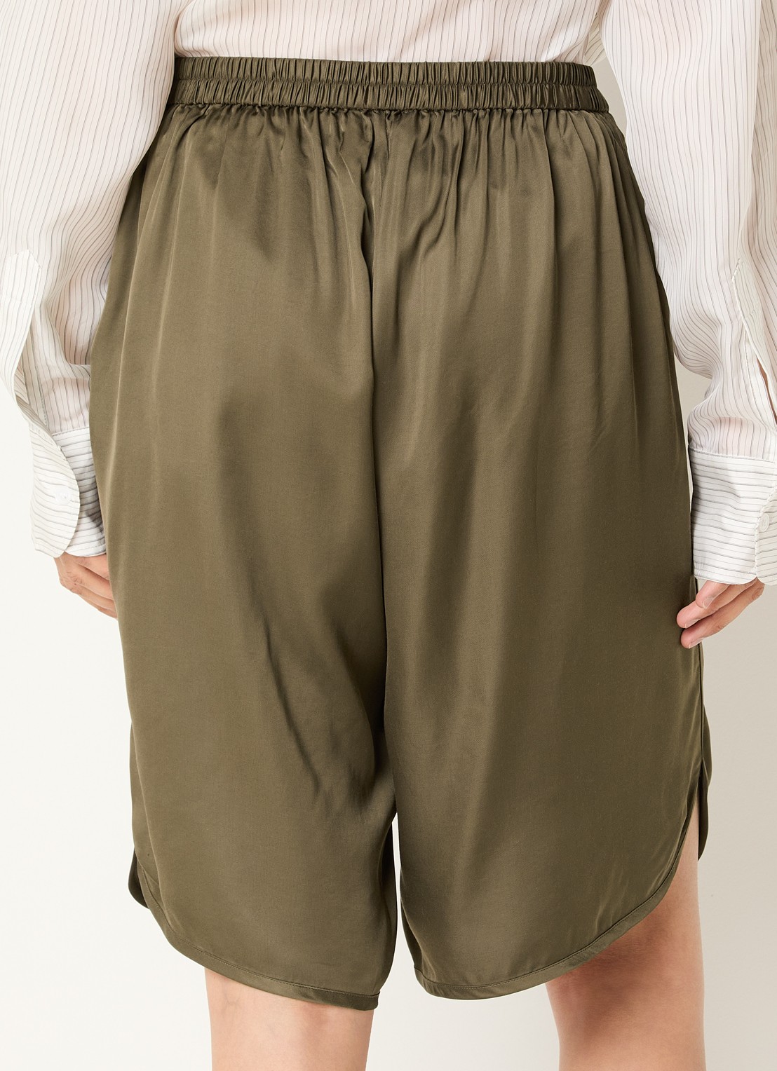 The Frankie Shop Nelis high waist straight fit korte broek van satijn - achterkant 4 olijfgroen