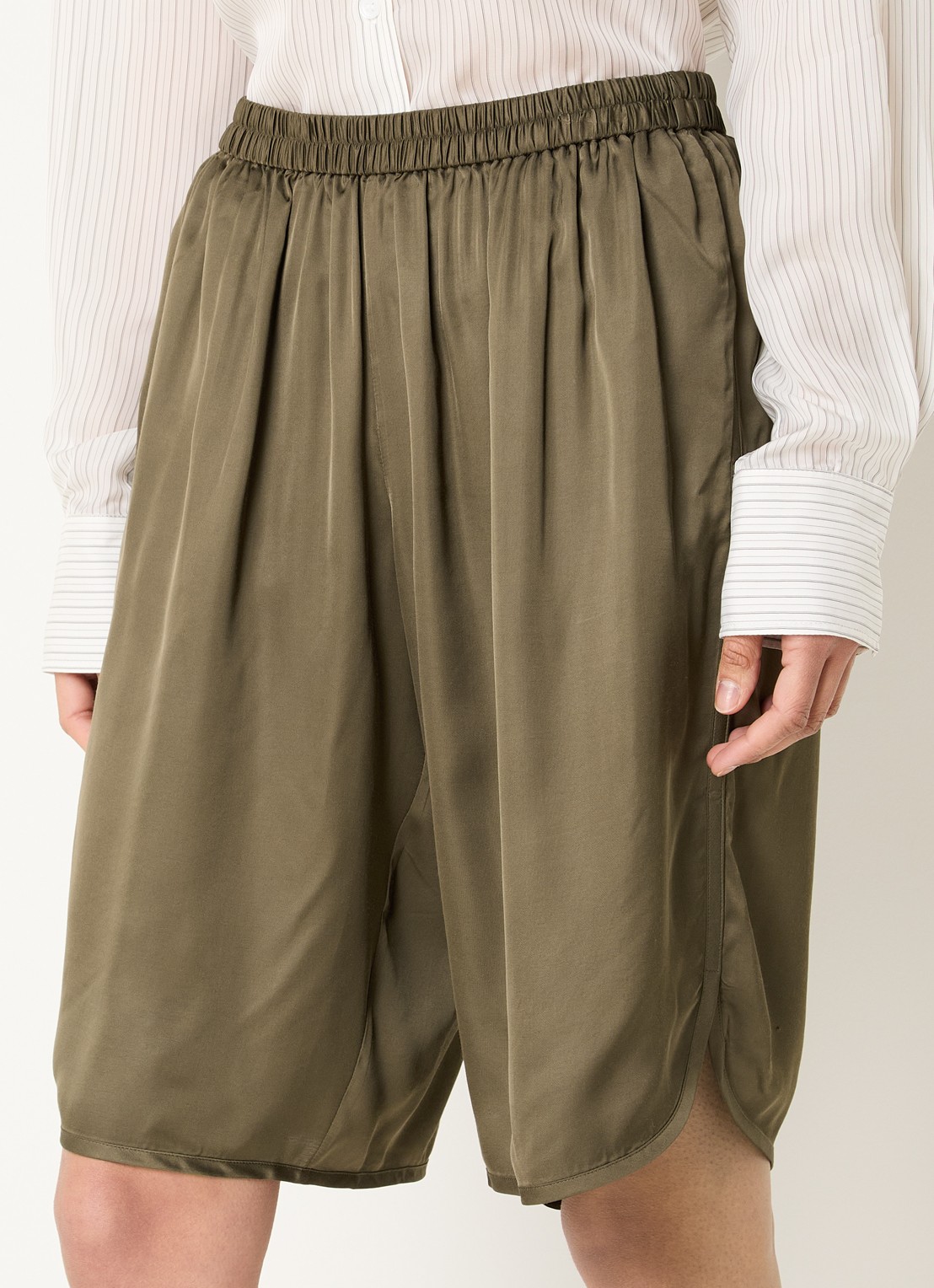 The Frankie Shop Nelis high waist straight fit korte broek van satijn - detail 3 olijfgroen