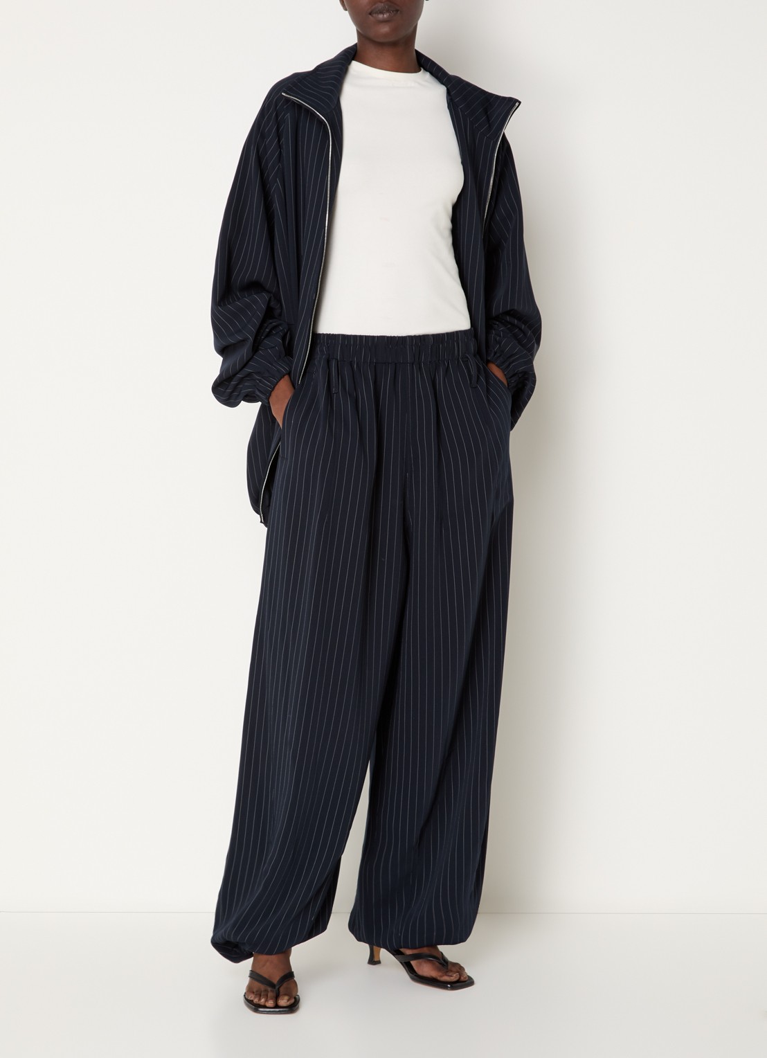 The Frankie Shop Oakdale mid waist balloon fit broek met steekzakken - voorkant 2 donkerblauw