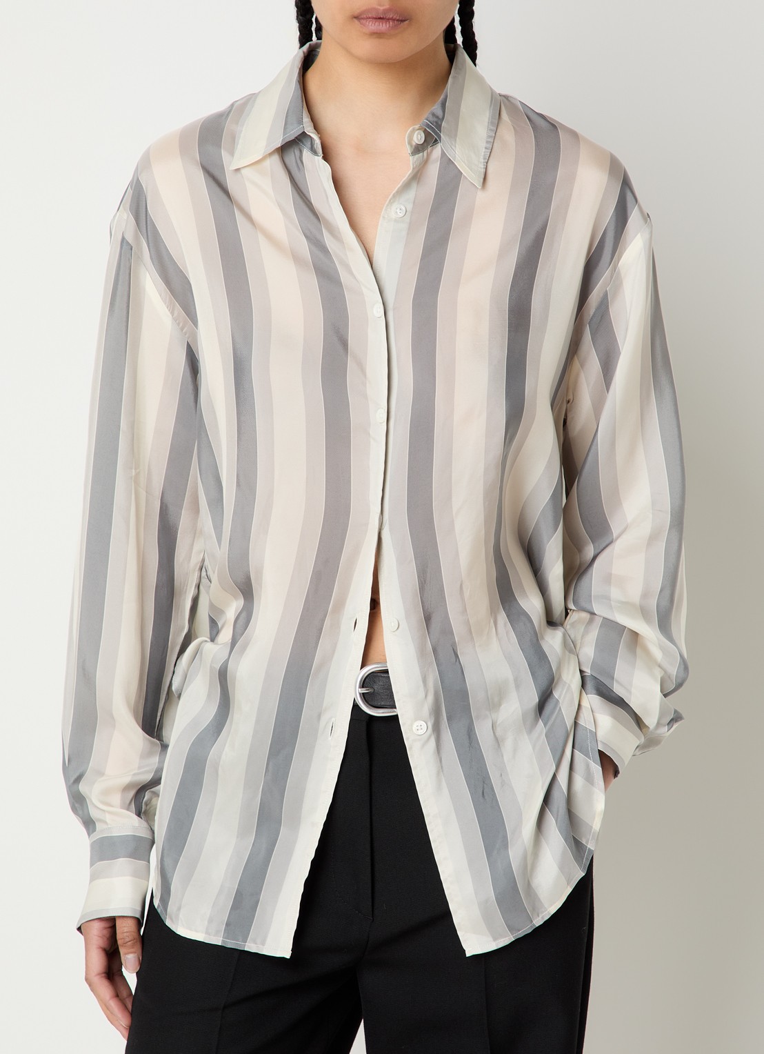 The Frankie Shop Peri blouse van satijn met streepprint - detail 4 grijs