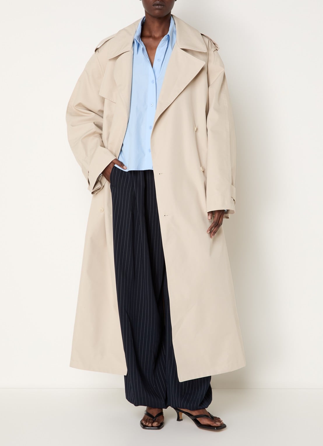 The Frankie Shop Riva double-breasted trenchcoat met ceintuur en steekzakken - voorkant 4 beige