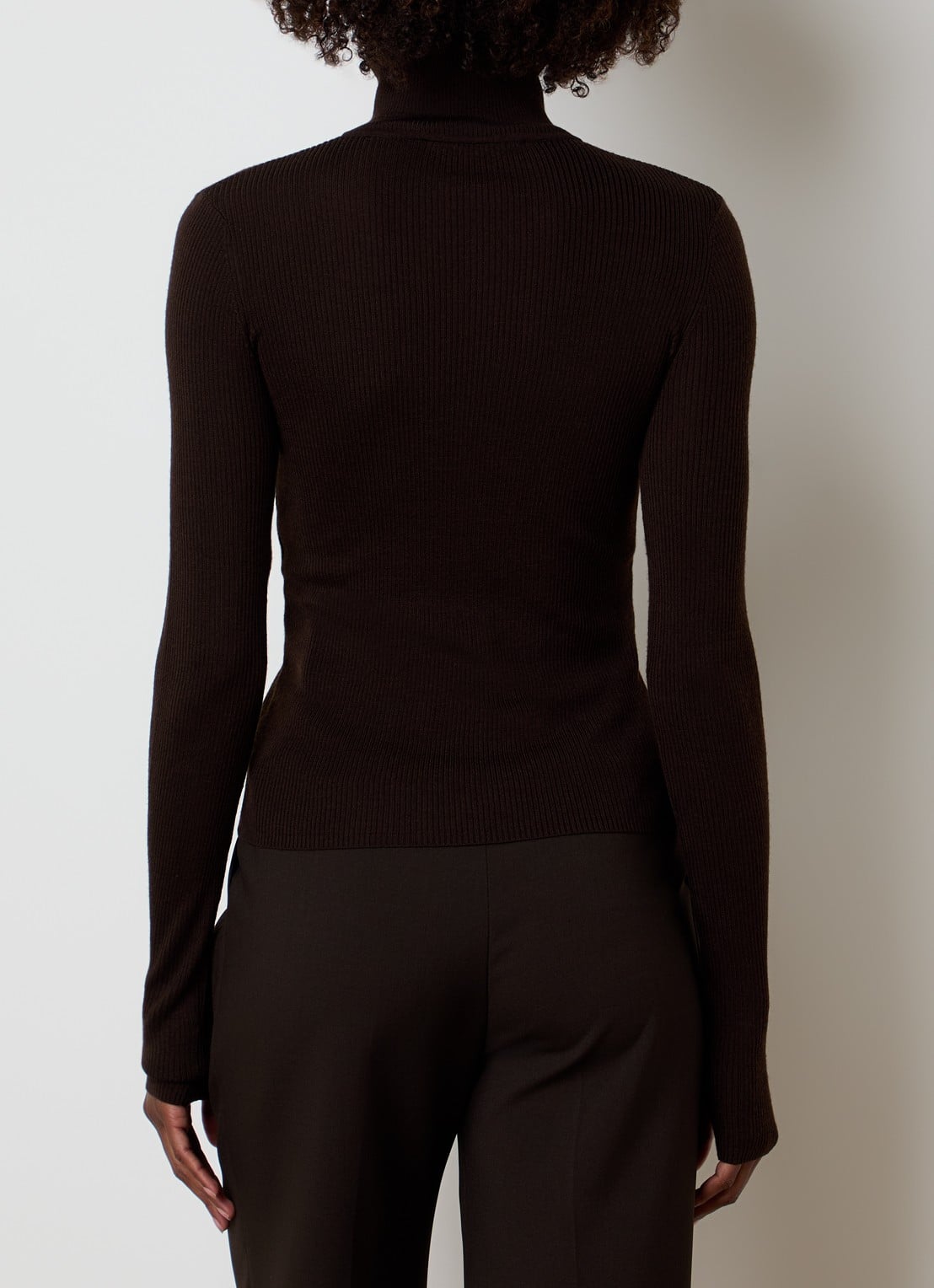 The Frankie Shop Sade fijngebreide pullover in wolblend met halve rits - achterkant donkerbruin